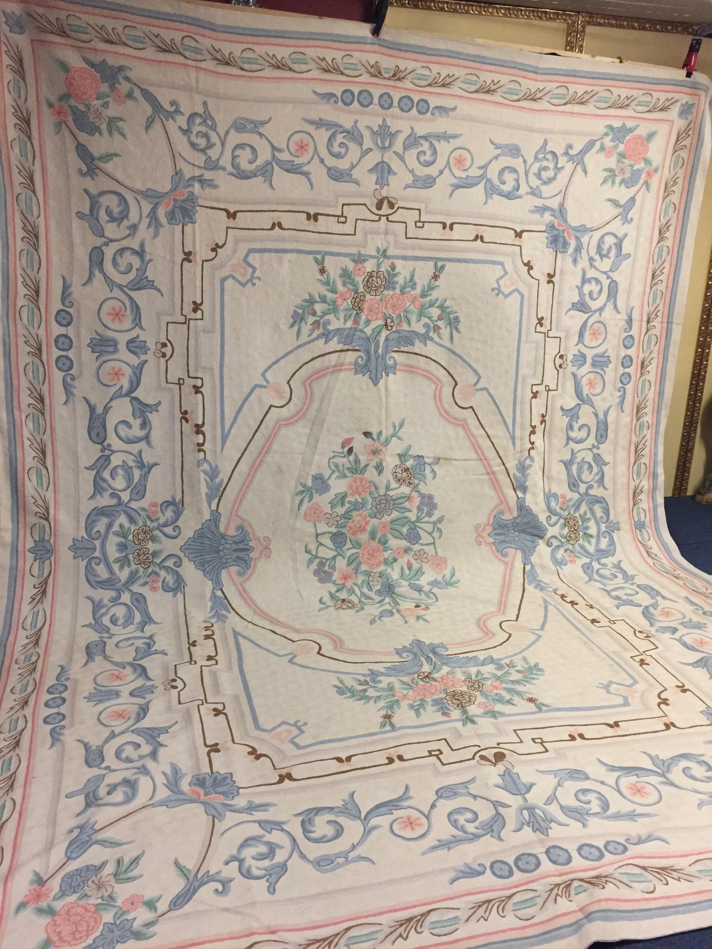 Wonderful 1990 Indian copy of a French Aubusson flat handwoven tapestry rug of elegant design with subdued colors and delicate floral motifs. Rich and soft ivory ground decorated around a centered floral medallion banded with floral sprays and