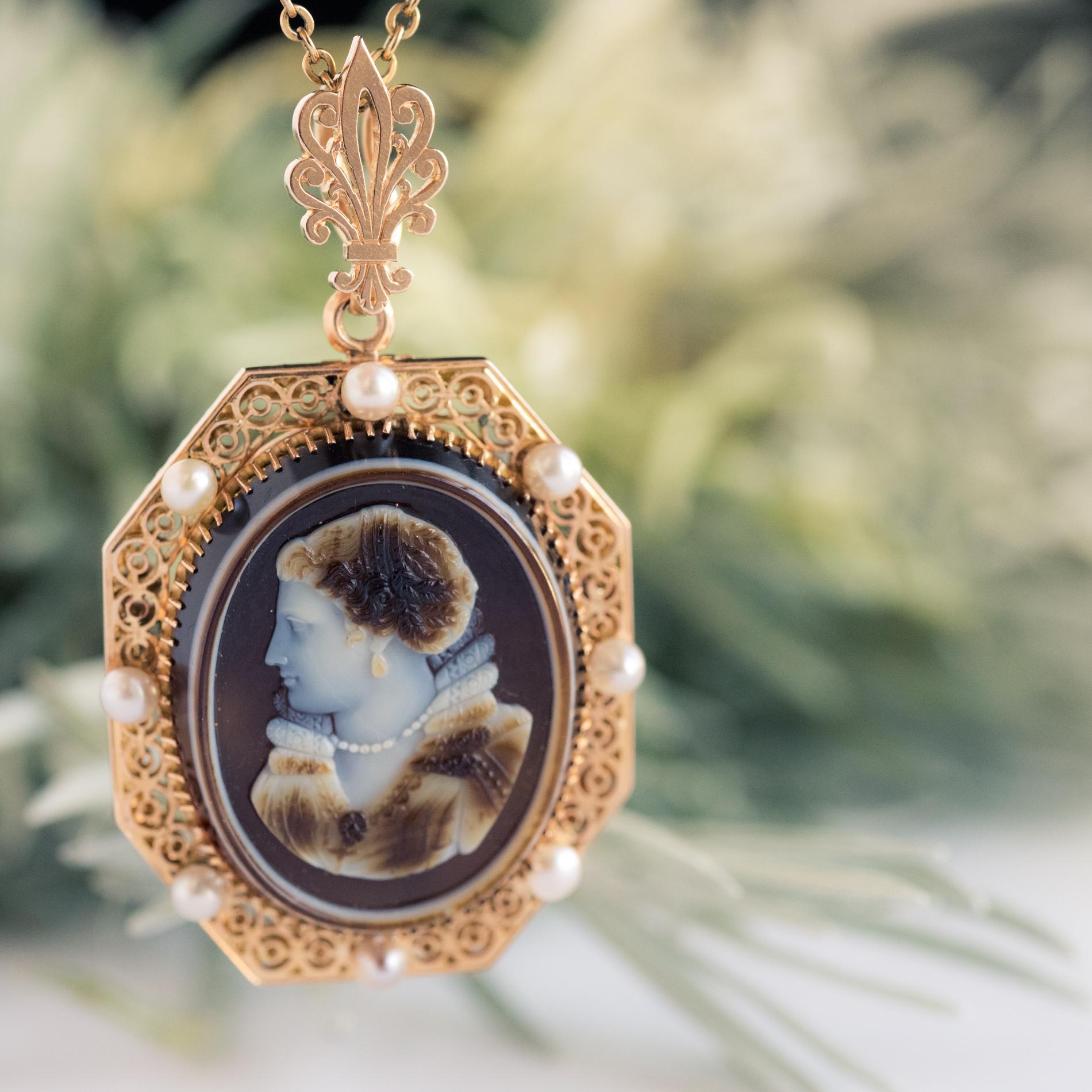 French Aucoc 19th Century Antique Cameo Natural Pearls Locket Pendant Brooch In Good Condition For Sale In Poitiers, FR