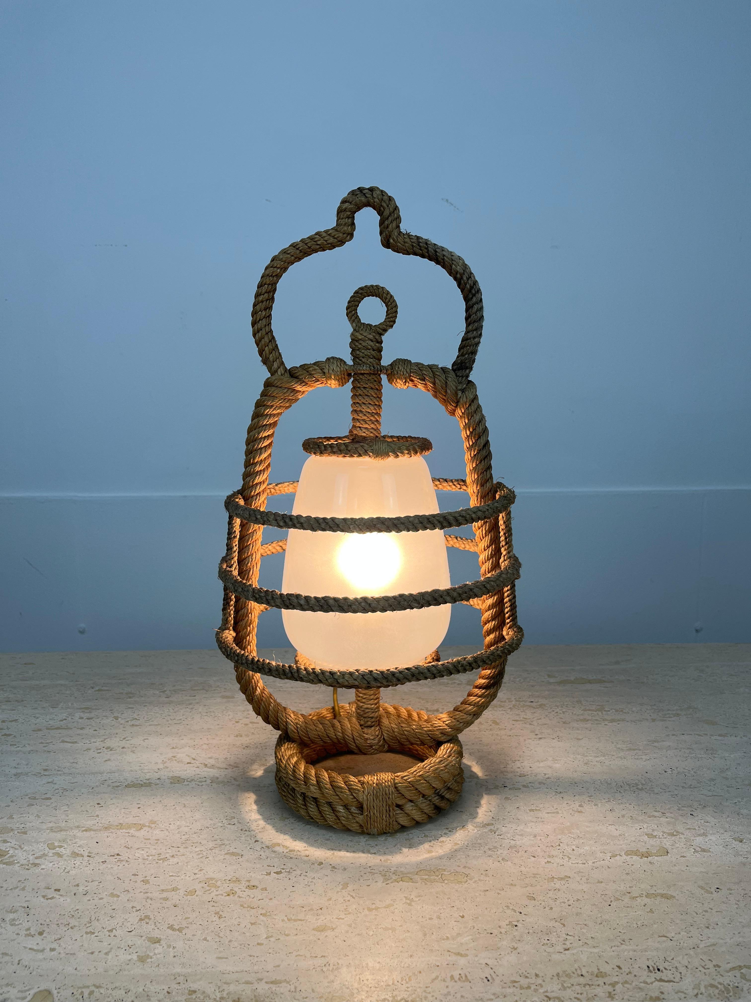 Rara e bellissima lampada a lanterna attribuita a Audoux Minet, Francia, negli anni Cinquanta. È realizzato in corda e vetro. 