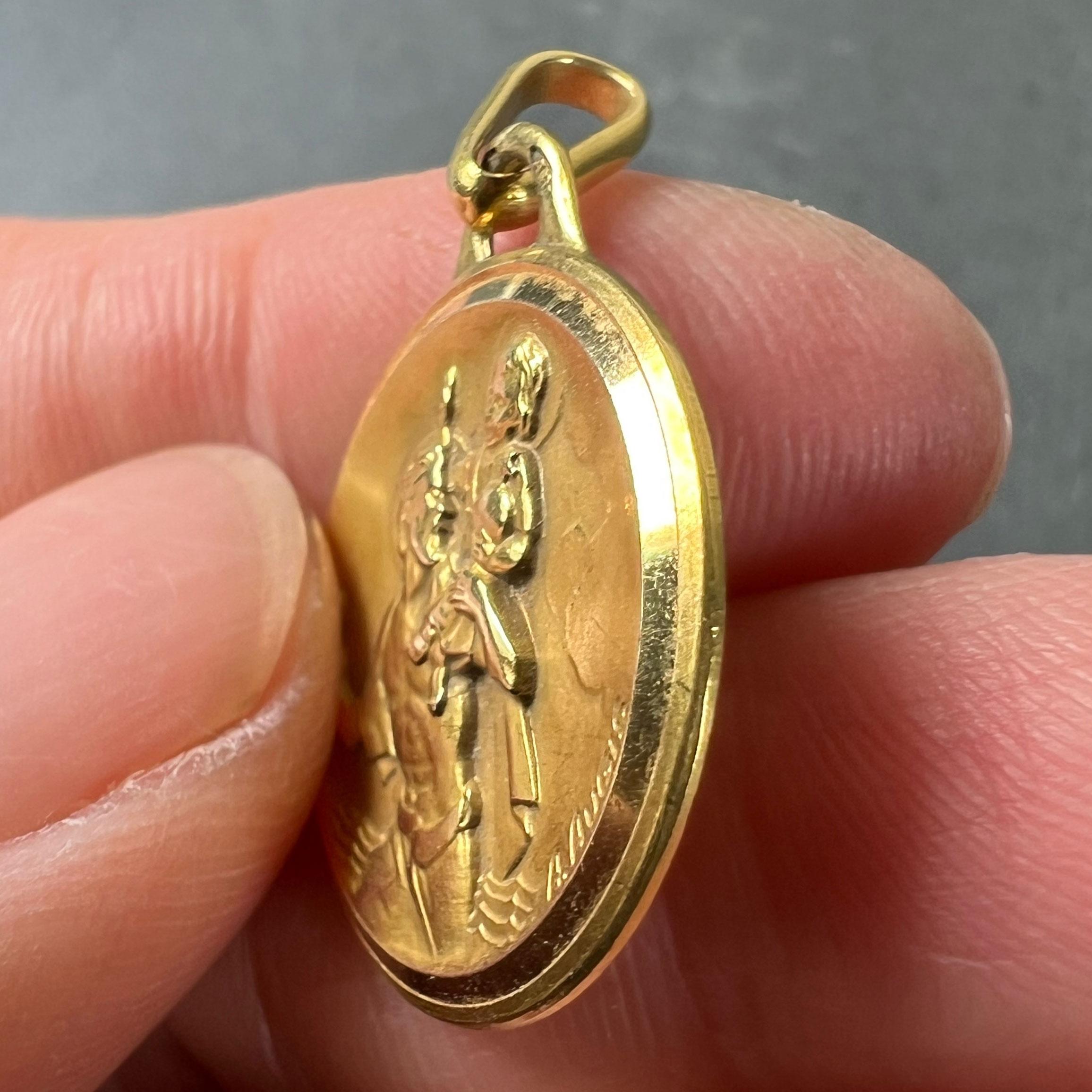 Colgante Medalla San Cristóbal French Augis de oro amarillo de 18 quilates en venta 3