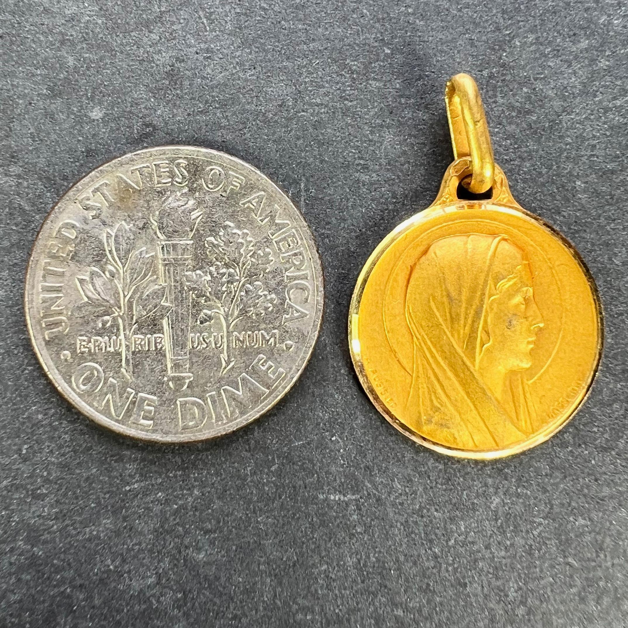 Colgante francés Augis Lasserre Virgen María Medalla de Oro Amarillo de 18 quilates en venta 6