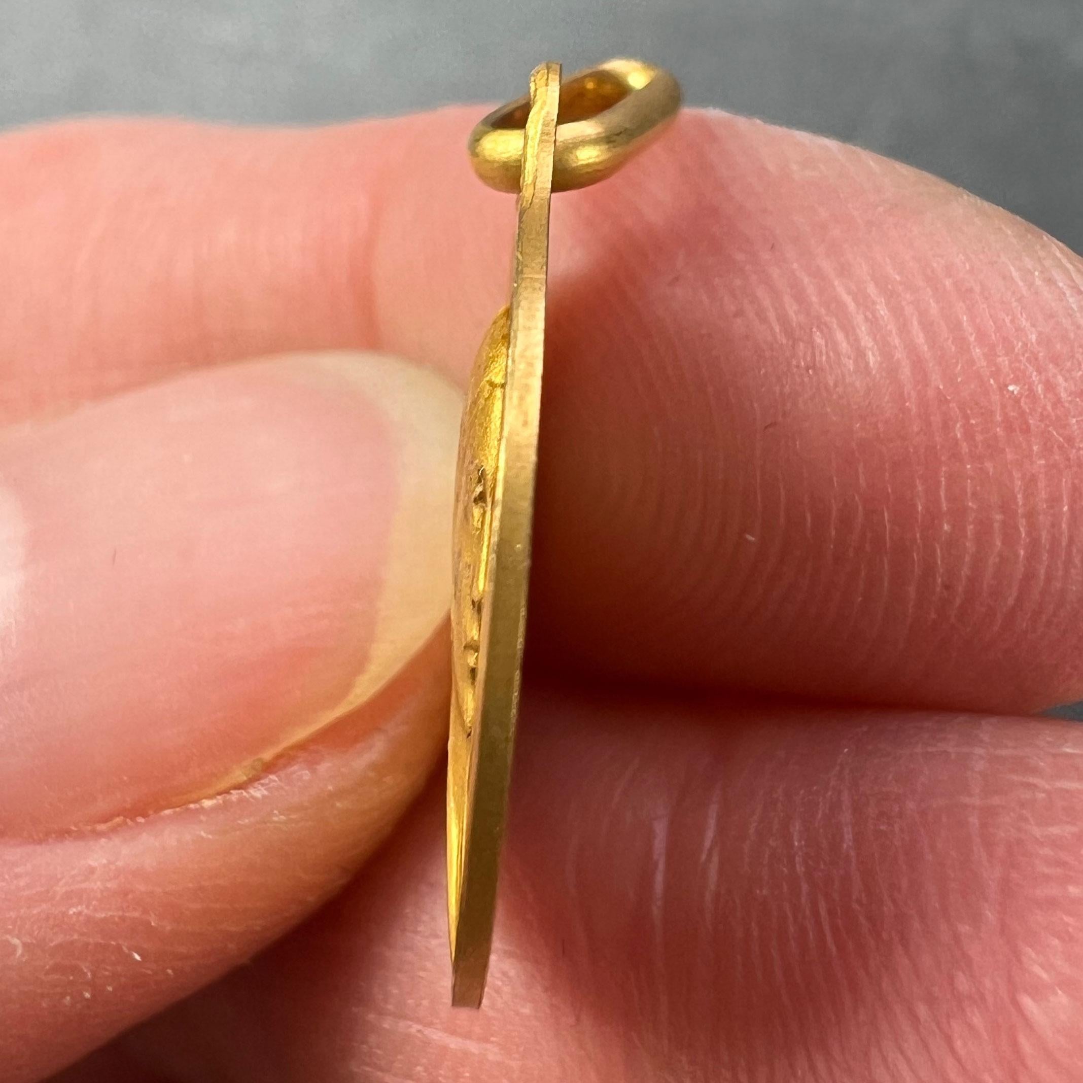 Colgante francés Augis Lasserre Virgen María Medalla de Oro Amarillo de 18 quilates en venta 3