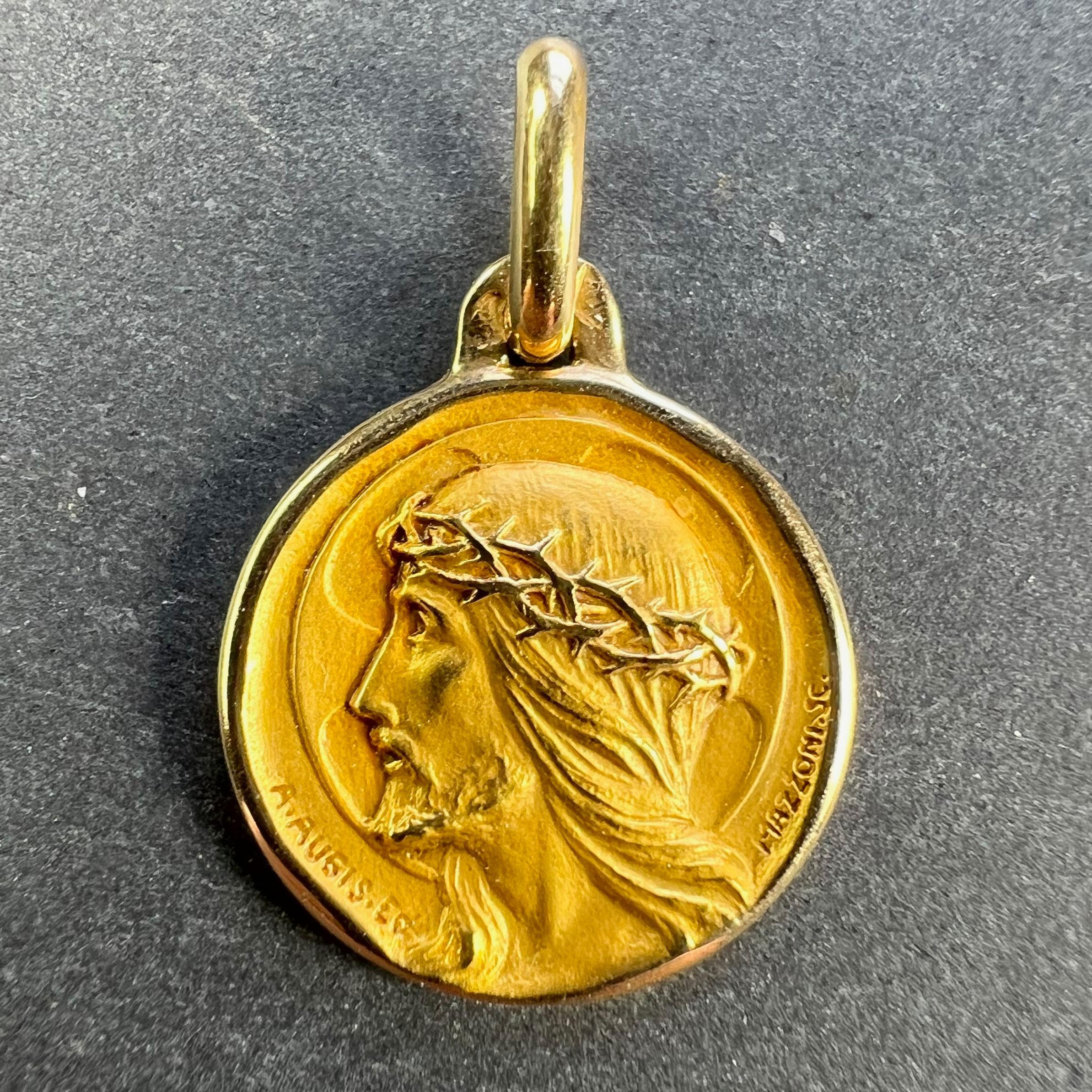 Ein französischer Anhänger aus 18 Karat (18K) Gelbgold in Form einer runden Medaille, die das Profil von Jesus Christus mit der Dornenkrone vor einem kreuzförmigen Heiligenschein zeigt. Unterzeichnet von A. Augis und Mazzoni. Gestempelt mit dem