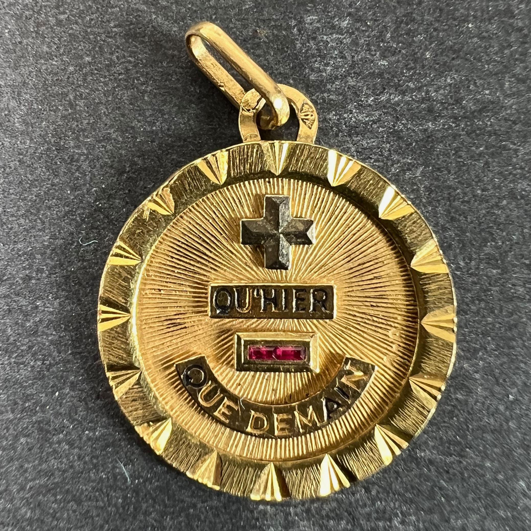 Pendentif en or jaune et blanc 18 carats (18K) et rubis en forme de charme d'amour, avec fond rayonnant, monture striée et rébus en émail noir épelant 