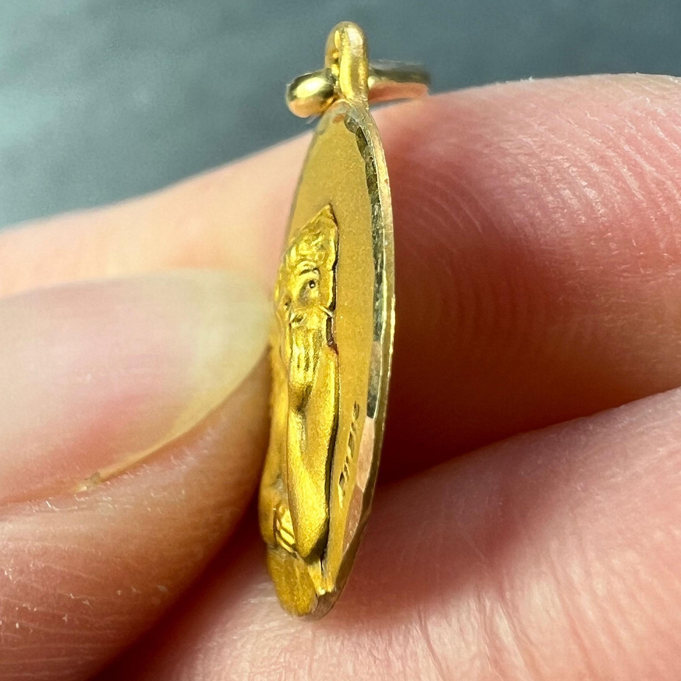 Ciondolo a forma di cherubino in oro giallo 18 carati di Raphael French in vendita 4