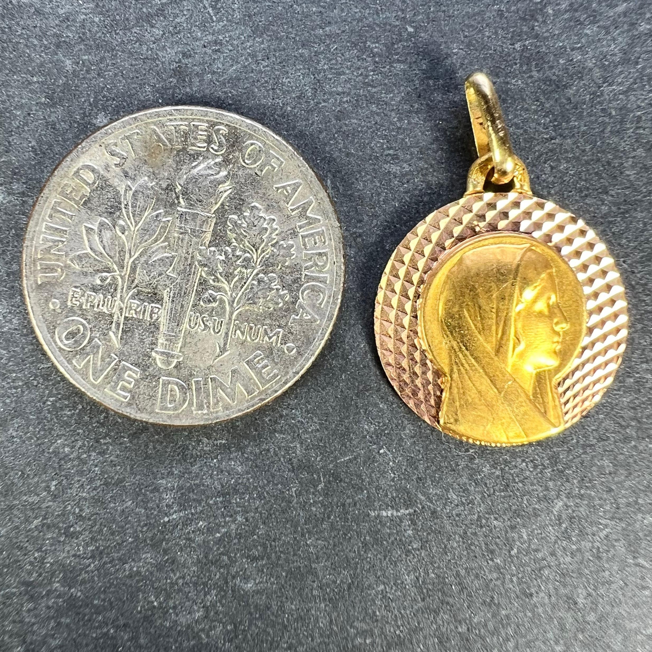 Colgante de medalla de oro amarillo rosa de 18 quilates de la Virgen María Religiosa Augis Francesa en venta 6