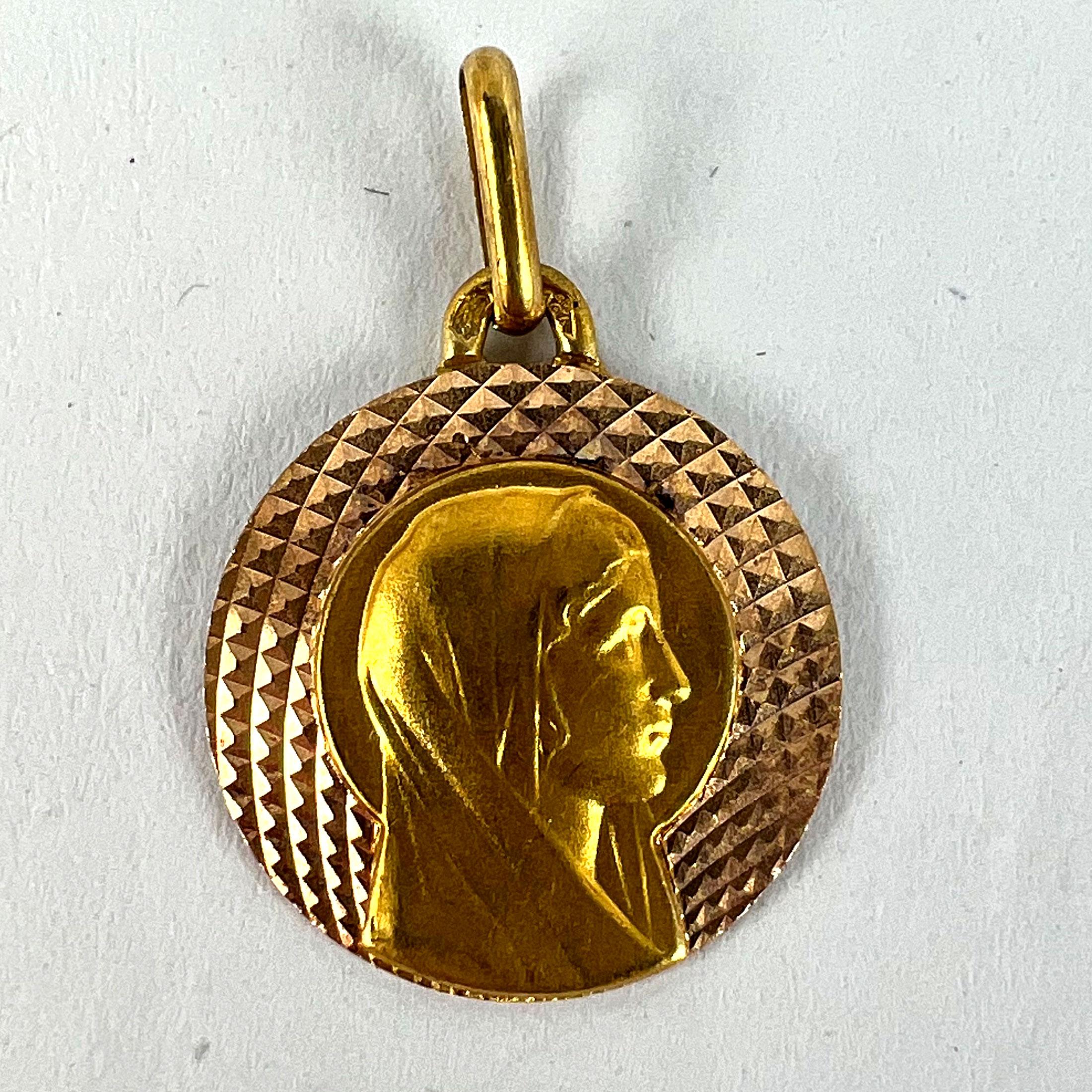 Colgante de medalla de oro amarillo rosa de 18 quilates de la Virgen María Religiosa Augis Francesa en venta 7