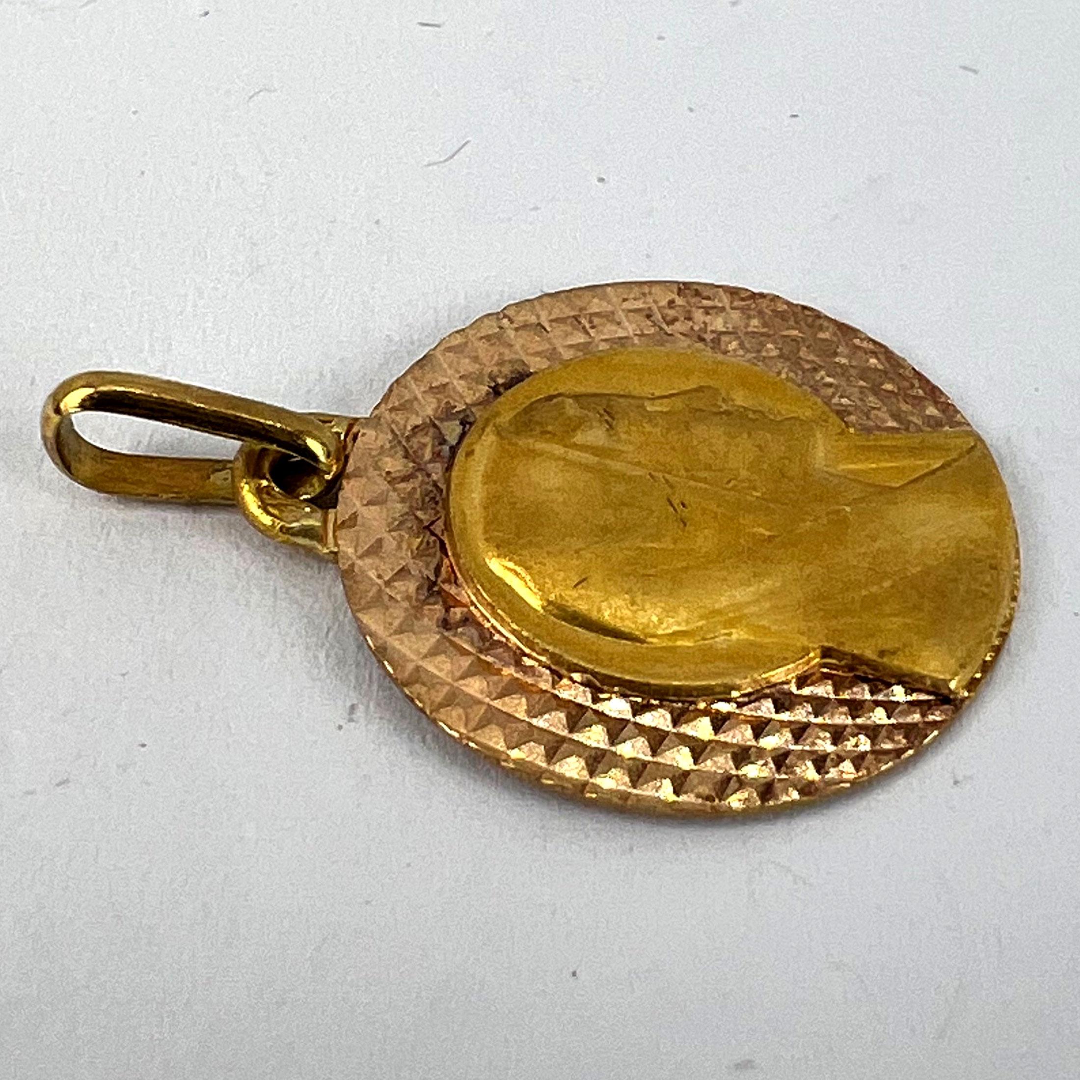 Colgante de medalla de oro amarillo rosa de 18 quilates de la Virgen María Religiosa Augis Francesa en venta 10