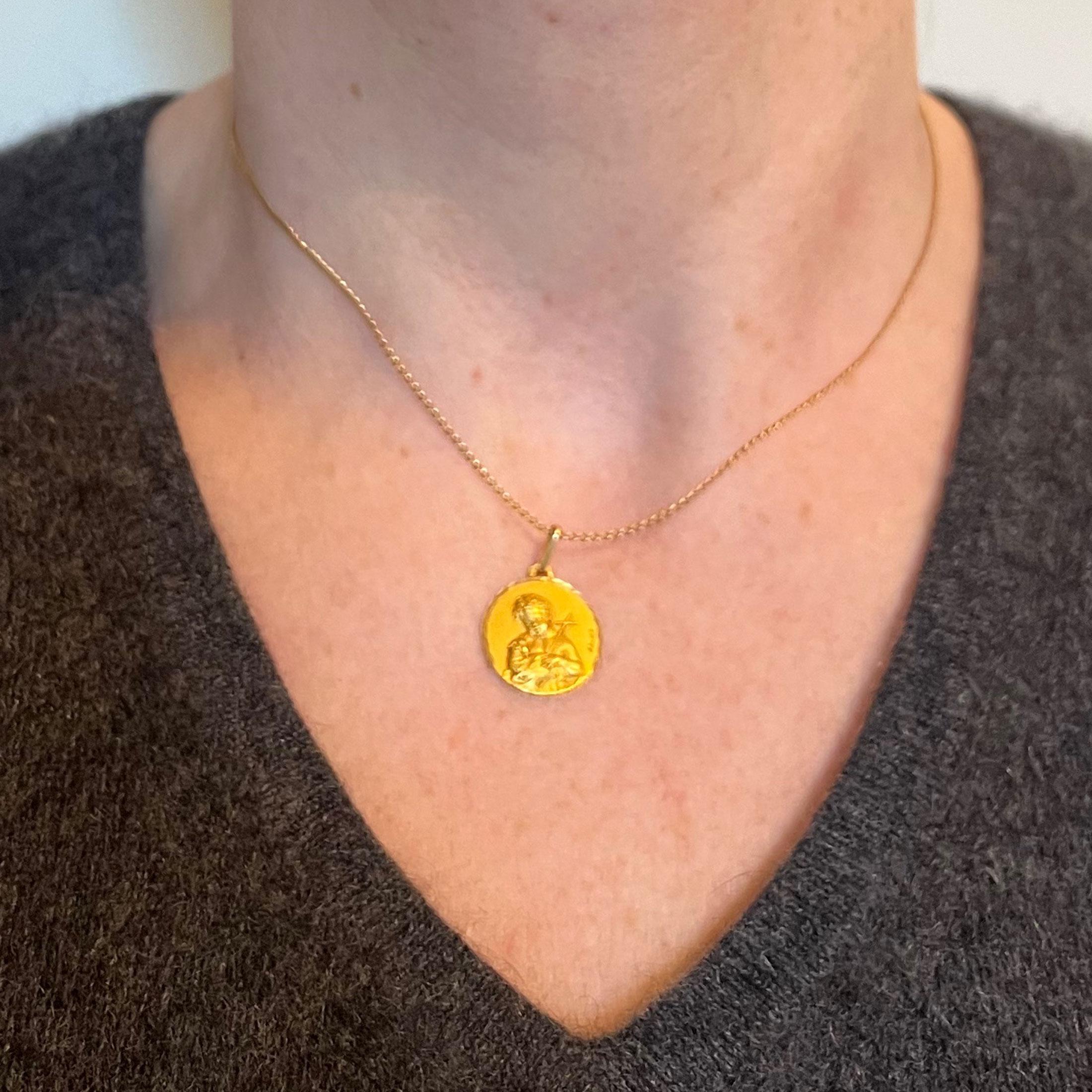 Französischer Augis Saint John the Baptist 18 Karat Gelbgold Charm-Anhänger für Damen oder Herren