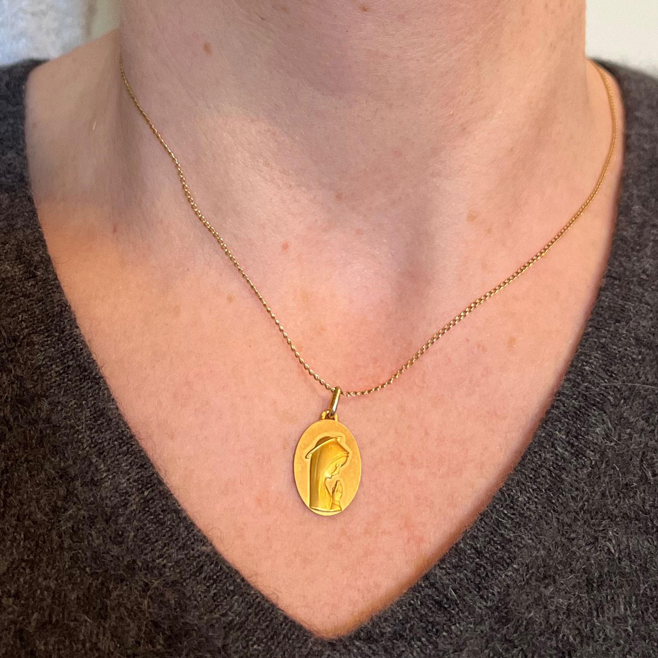 French Augis Virgin Mary 18K Yellow Gold Religious Medal Pendant In Good Condition For Sale In London, GB