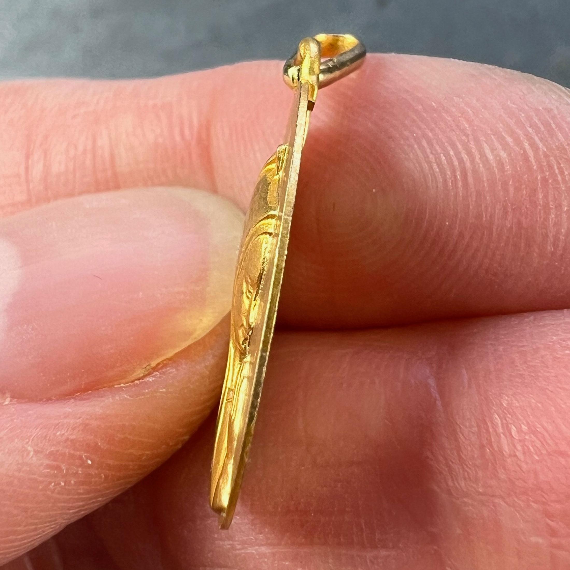 French Augis Virgin Mary 18K Yellow Gold Religious Medal Pendant For Sale 2