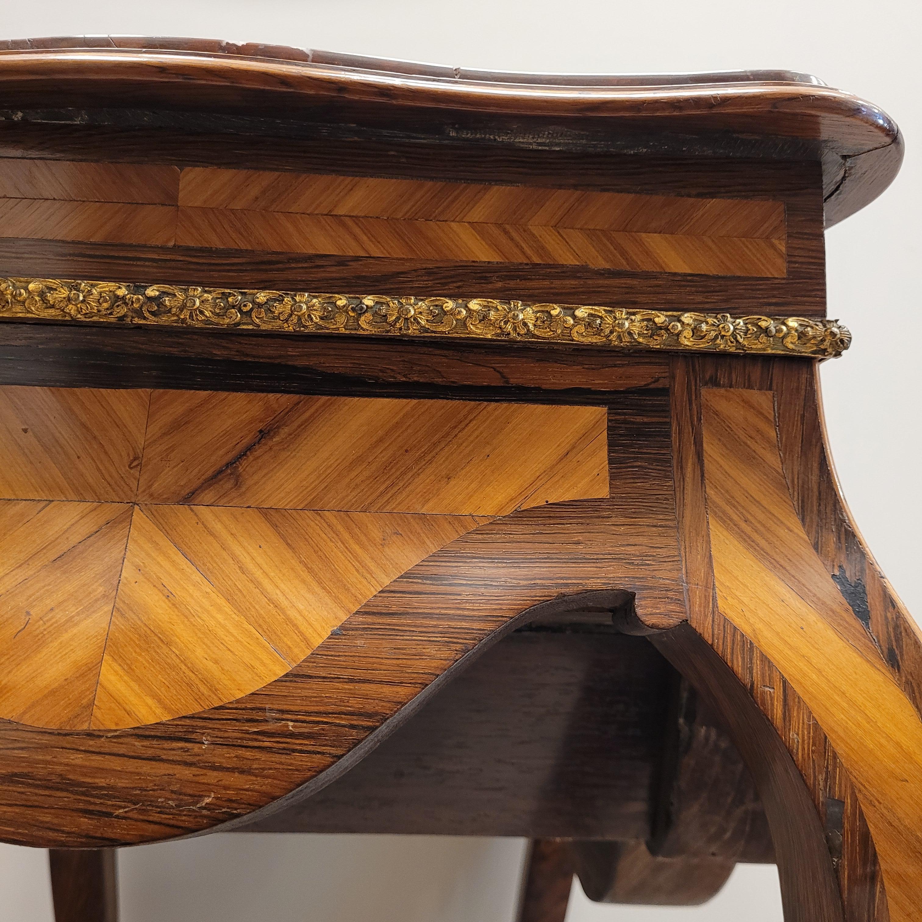 Commode de table auxiliaire française style Napoléon III  Marbre de Bourgogne en vente 3