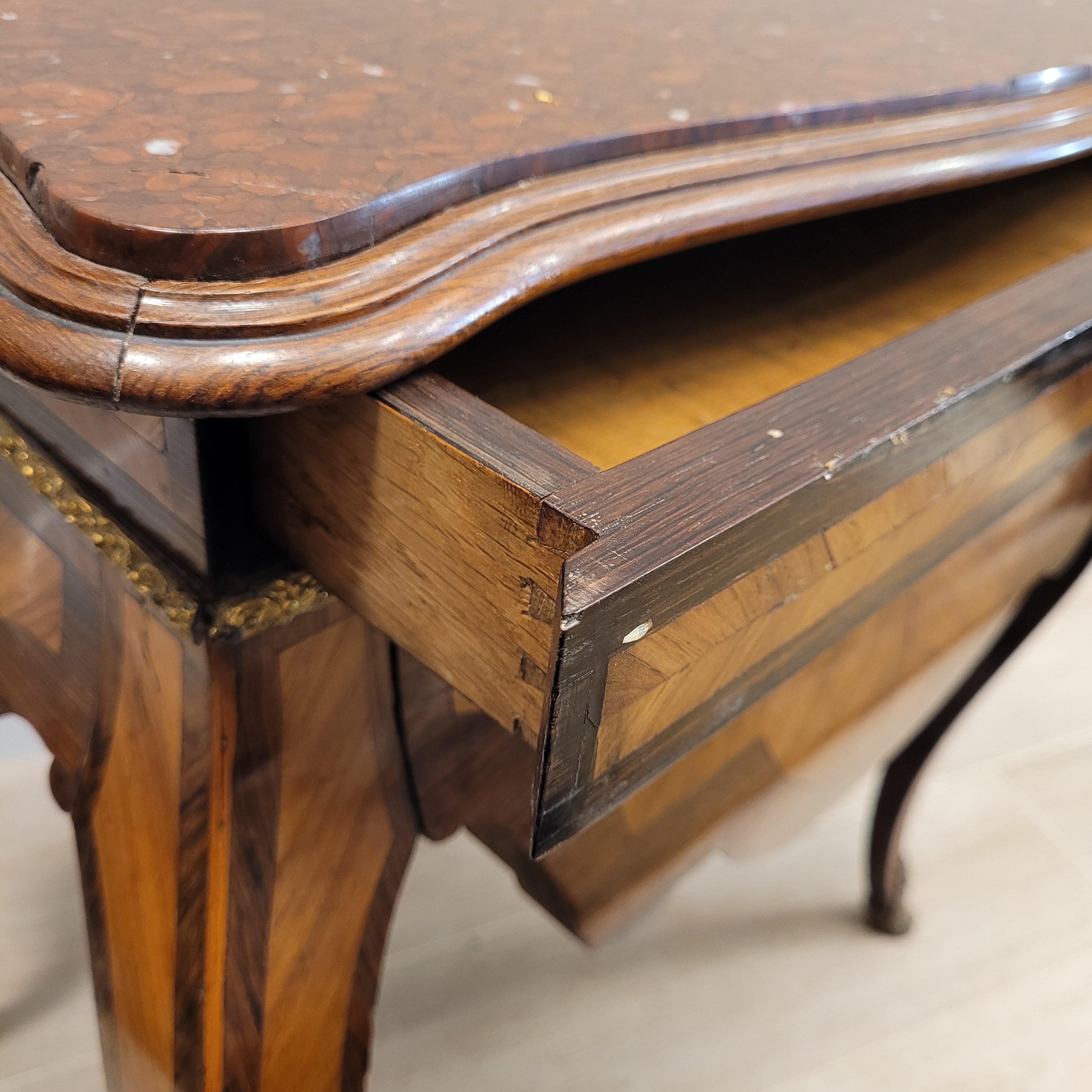 Commode de table auxiliaire française style Napoléon III  Marbre de Bourgogne en vente 8