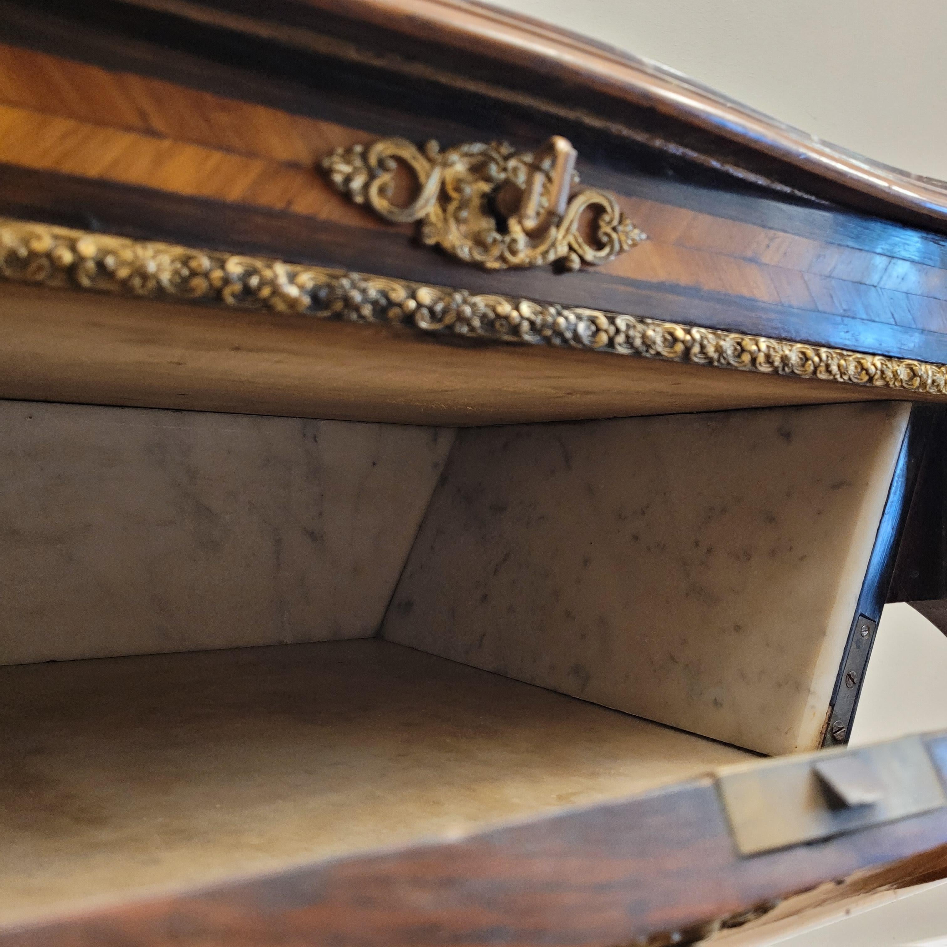 Commode de table auxiliaire française style Napoléon III  Marbre de Bourgogne en vente 12