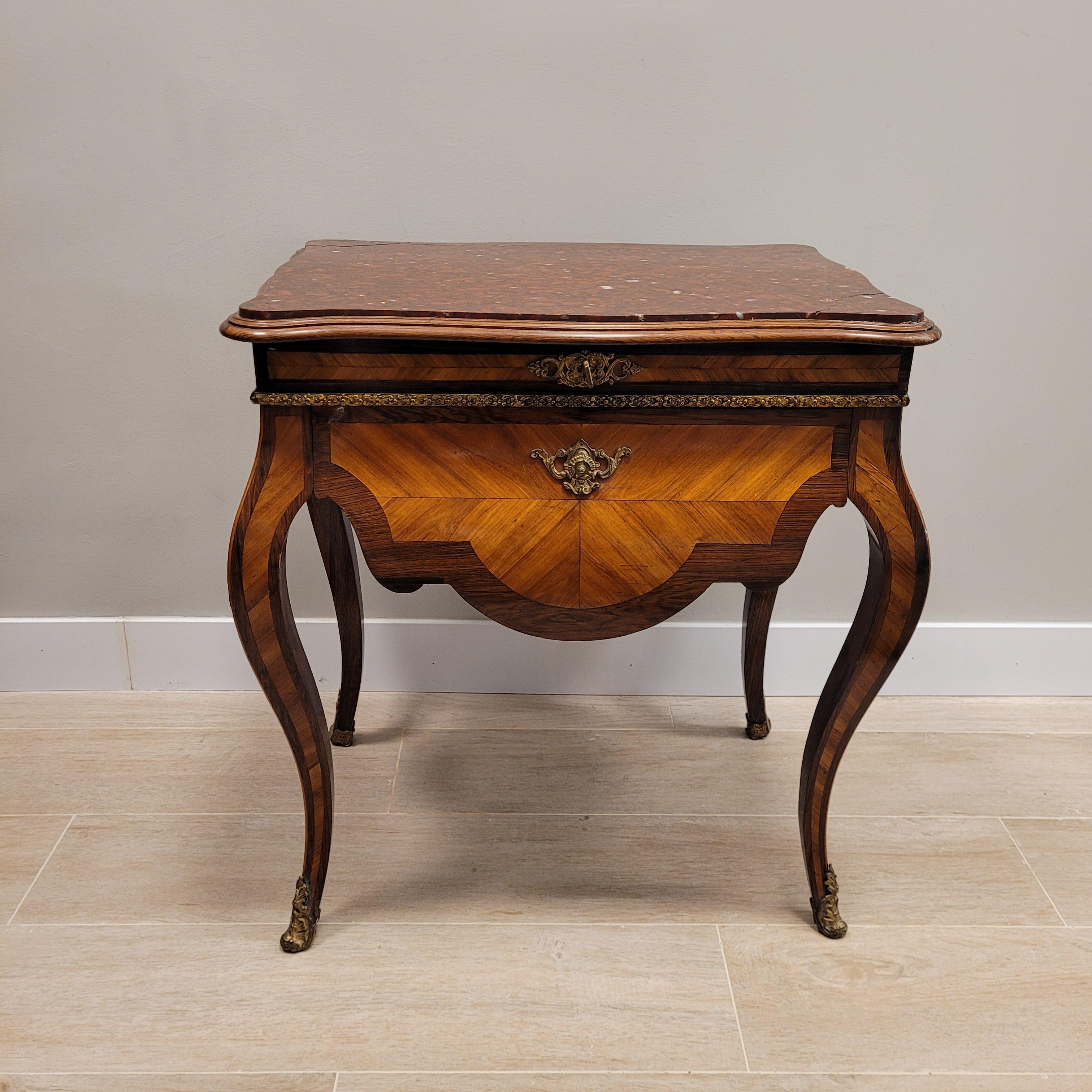 One of a kind French auxiliary furniture, Louis XV style, Napoleon III period in precious woods and with marquetry, originating in an important Parisian workshop in the mid-19th century.
This rare piece of furniture is adorned with light wood
