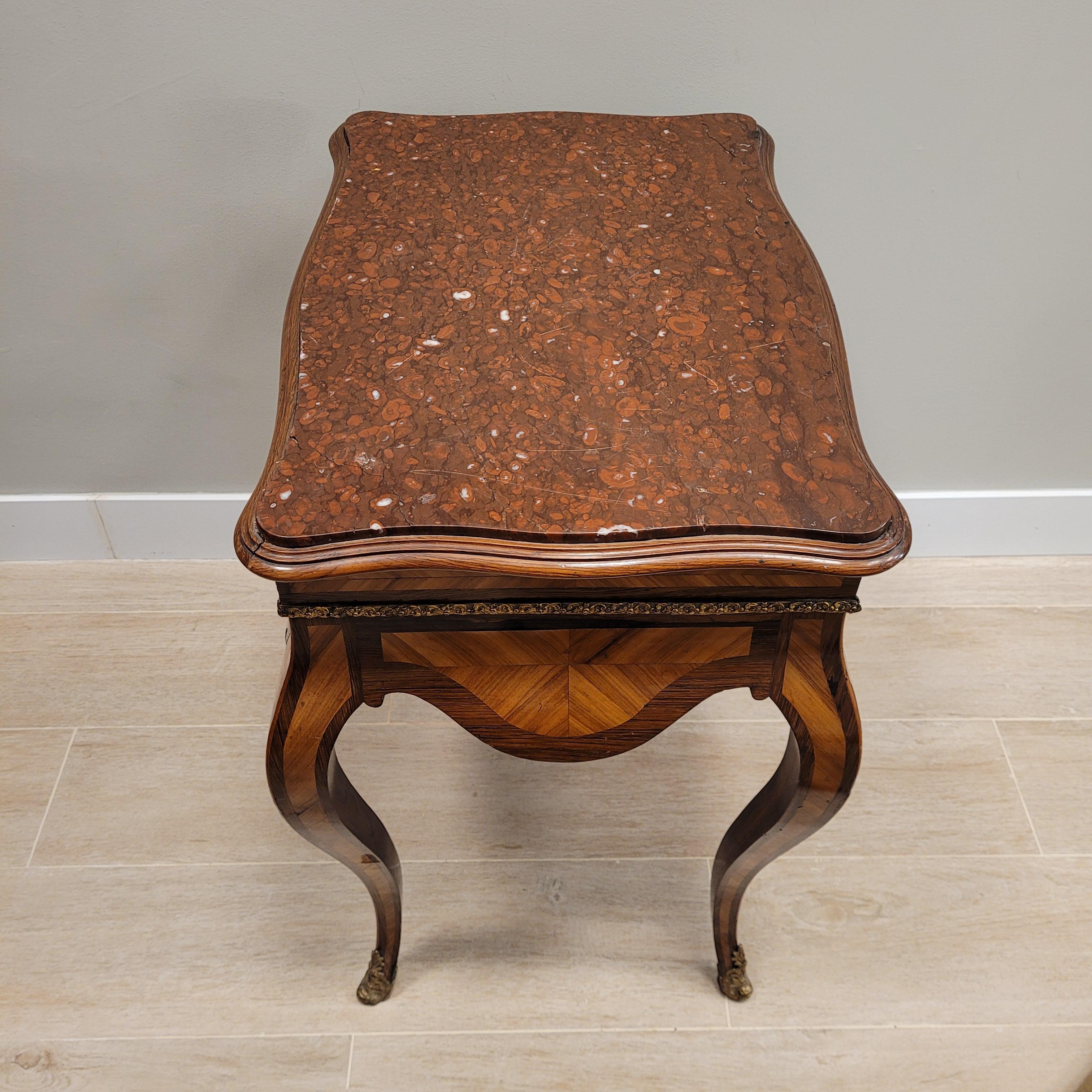 Tavolo ausiliario francese Commode stile Napoleone III  Marmo di Borgogna in vendita 1