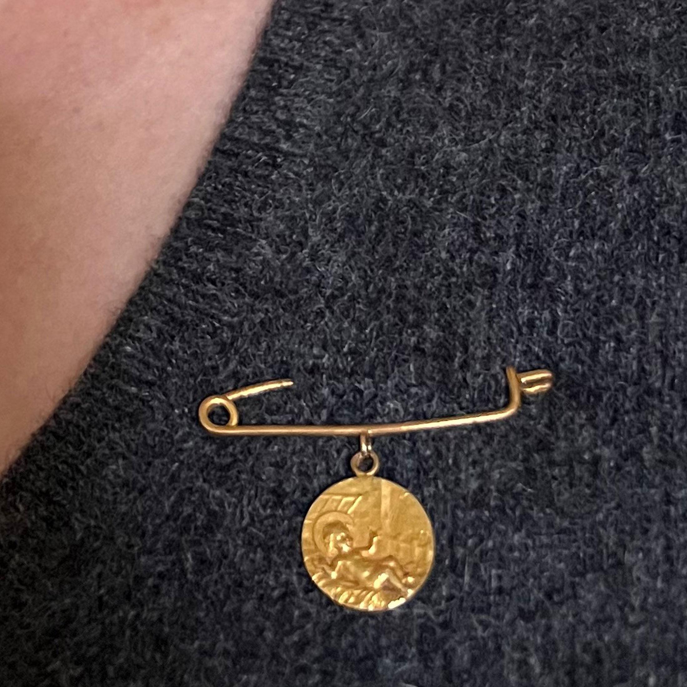 French Baby Medal Safety Pin 18K Yellow Gold Charm Pendant Brooch In Good Condition For Sale In London, GB