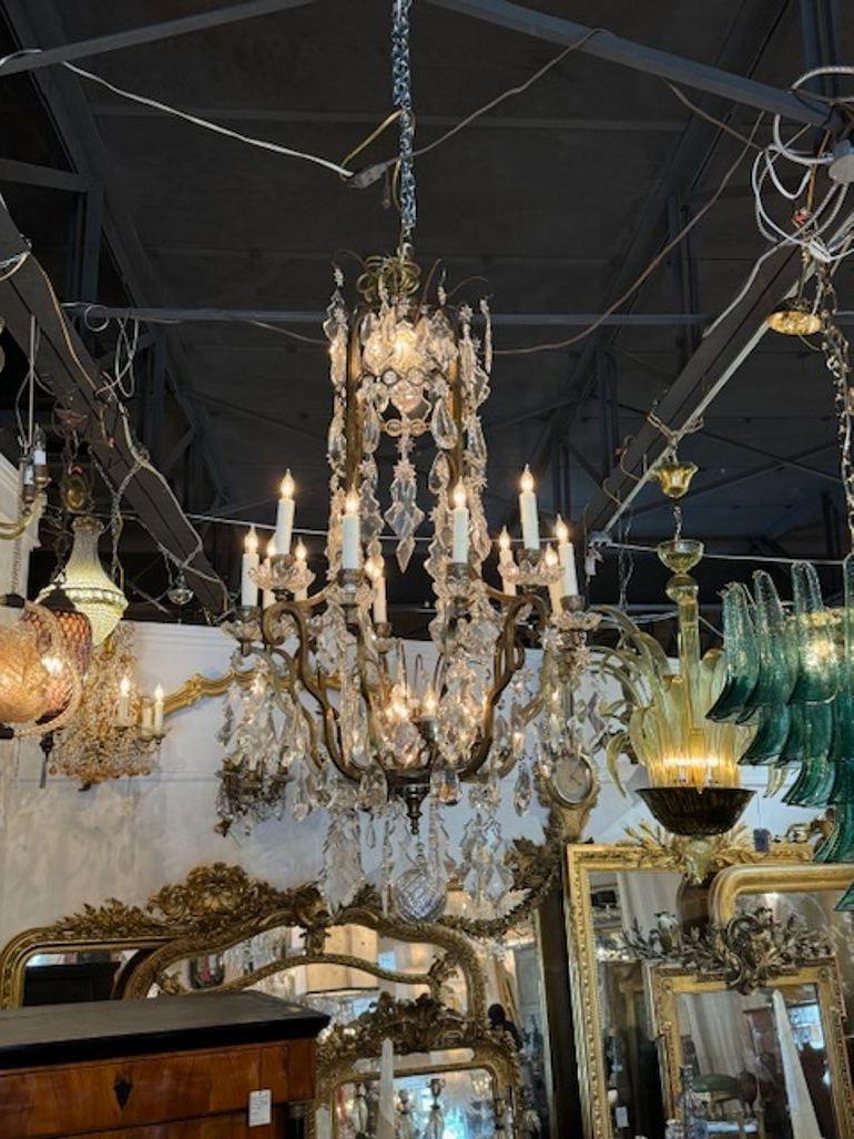 Araña francesa de bronce y cristal de 16 luces de finales del siglo XIX, atribuida a Baccarat. Alrededor de 1880. La lámpara de araña ha sido recableada profesionalmente, viene con cadena y dosel a juego. ¡Está listo para colgar!