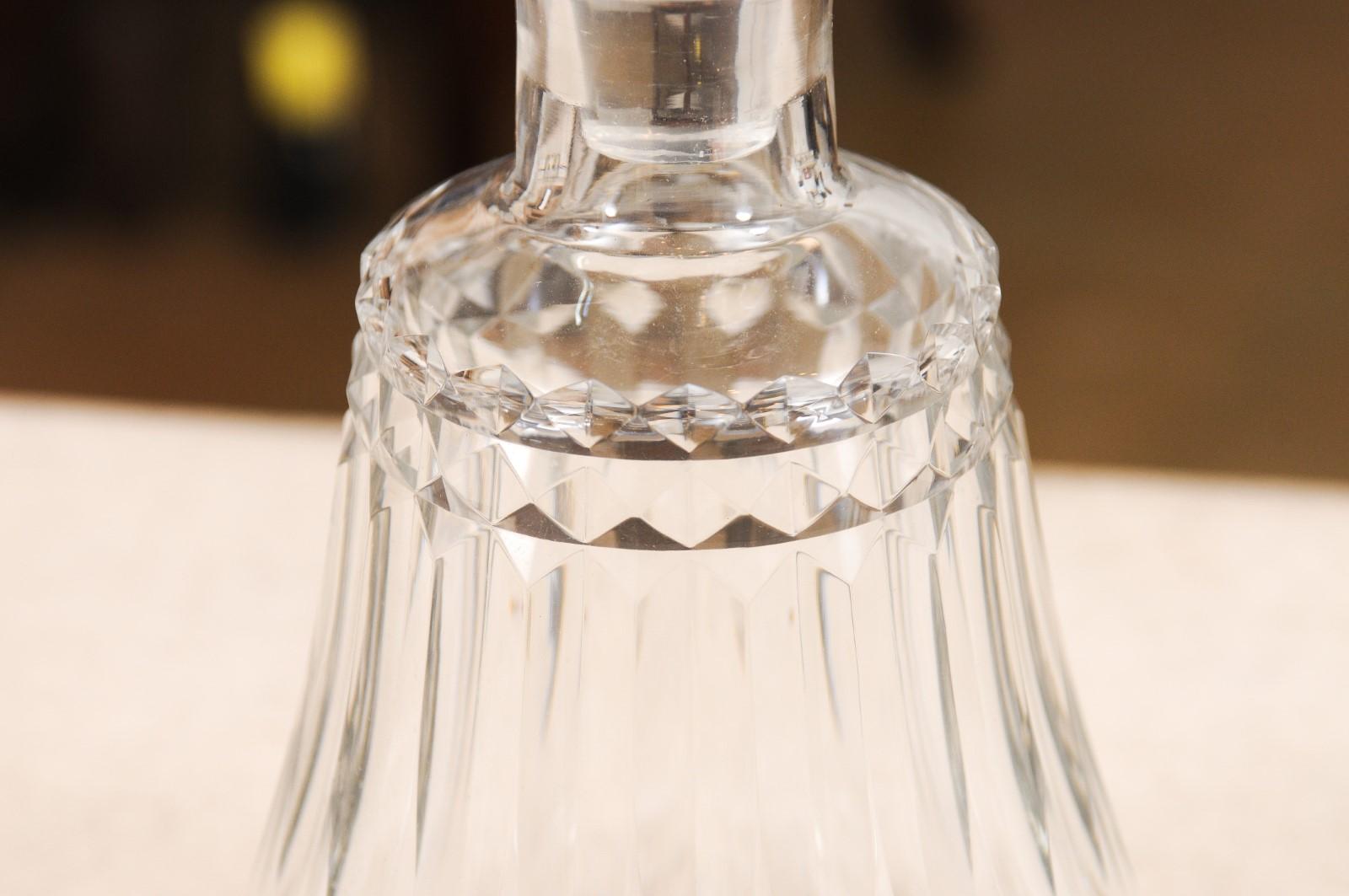 Carafe française en cristal de Baccarat en forme de poire des années 1940 avec motifs découpés en vente 4