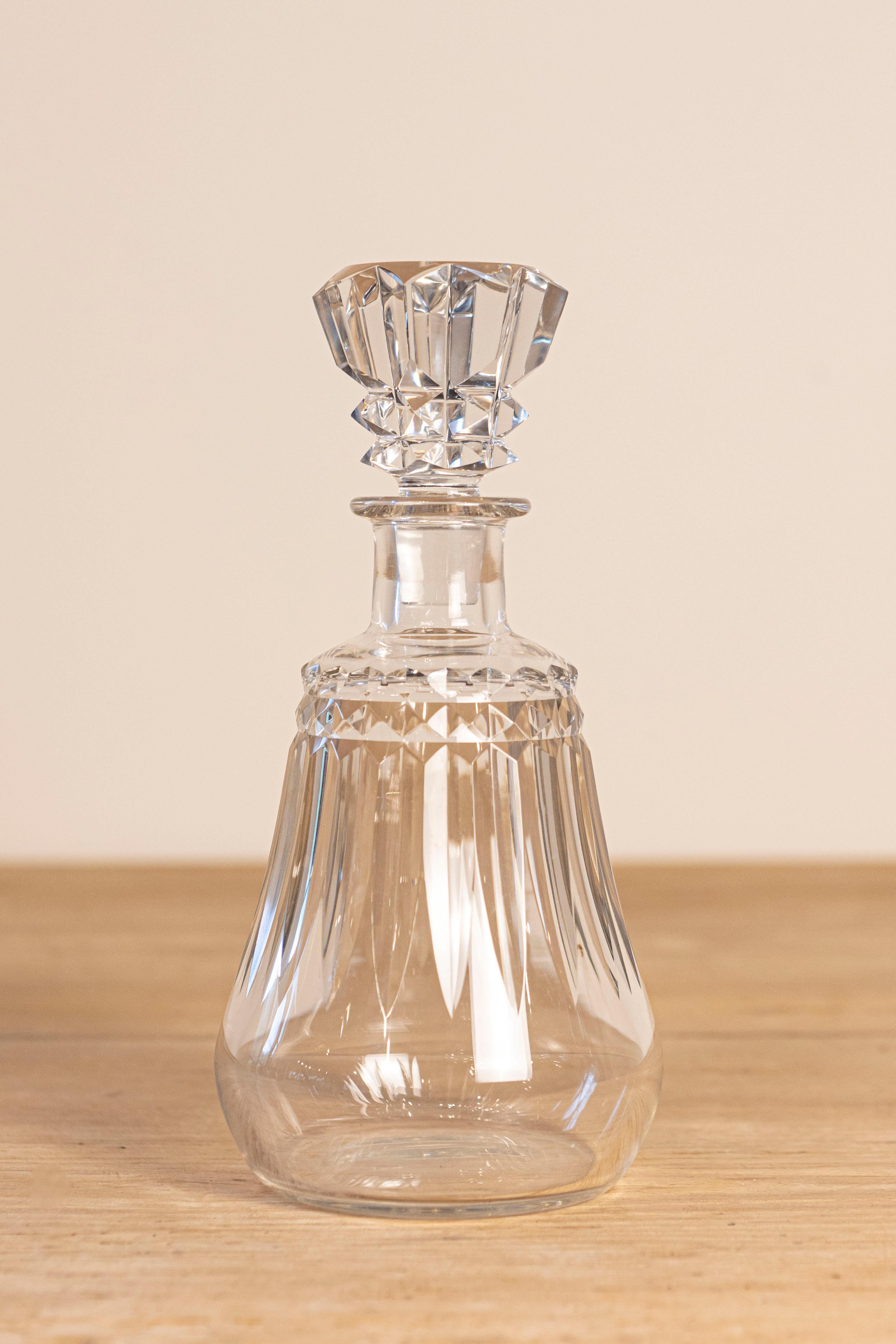 Jarra francesa de cristal de Baccarat de hacia 1940 con motivos recortados y cuerpo en forma de pera. Eleva tu experiencia gastronómica con este decantador francés de cristal de Baccarat de la década de 1940. Meticulosamente elaborado, este