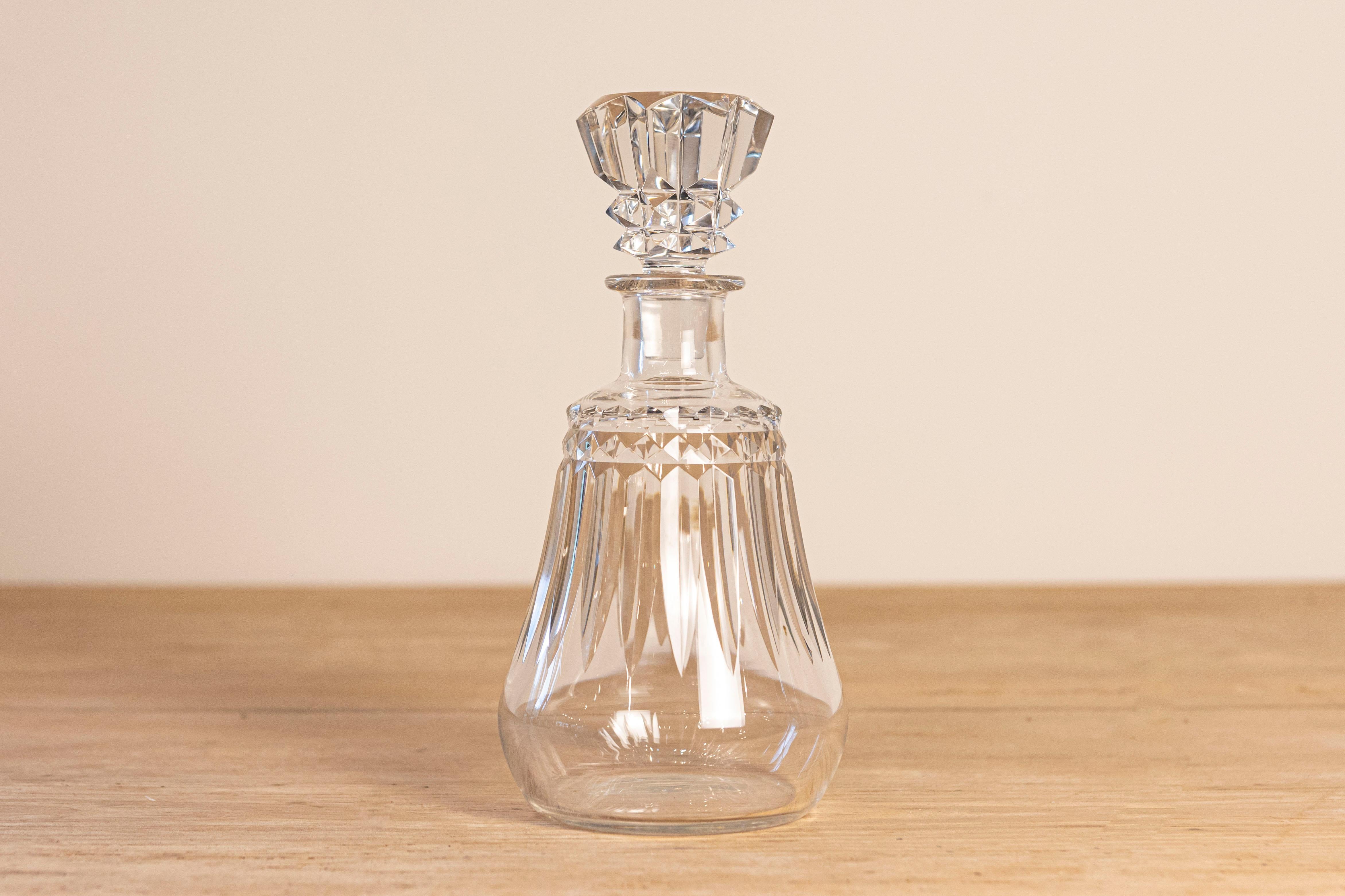 Decantador francés de cristal de Baccarat de los años 40 en forma de pera con motivos recortados Francés en venta