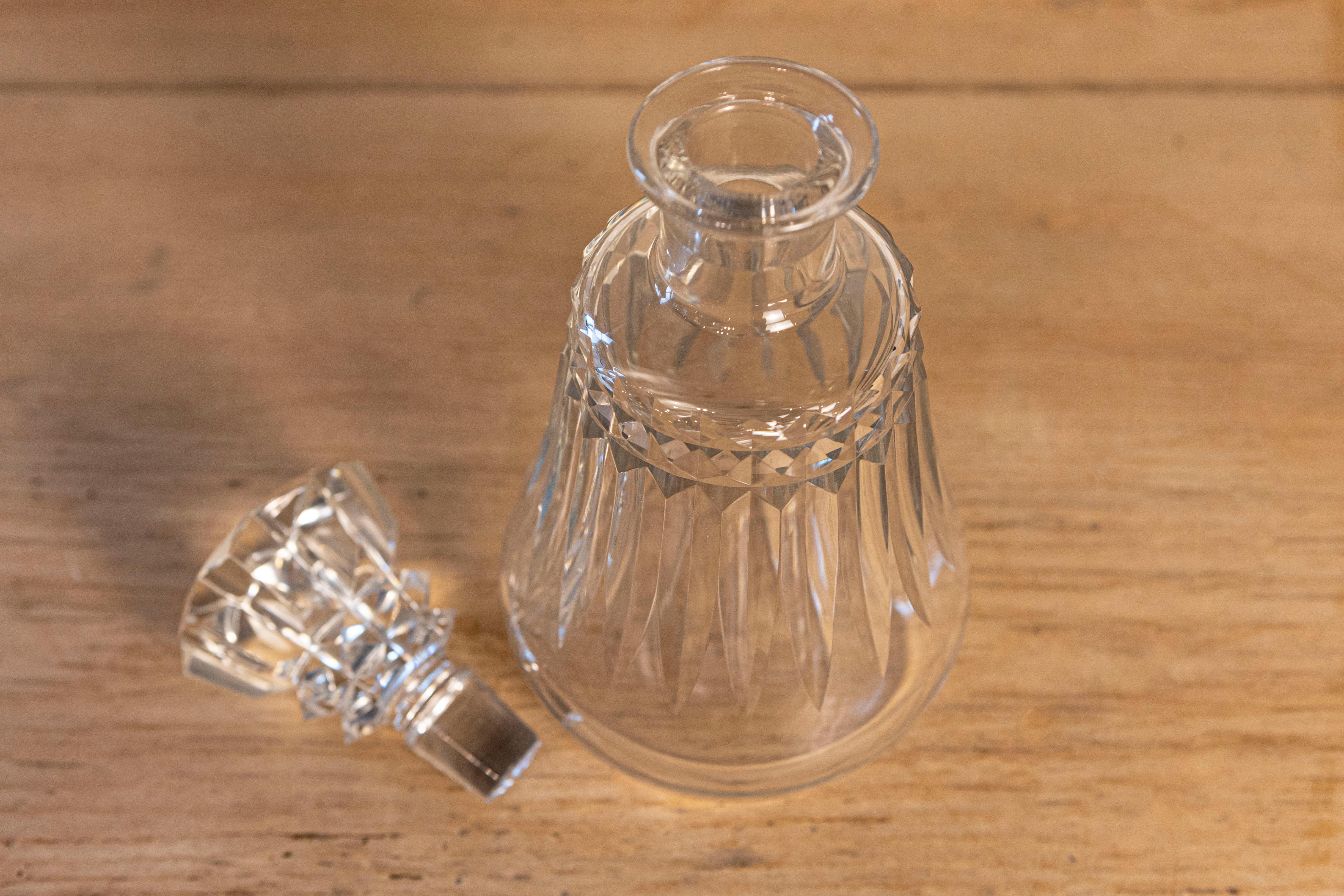 Decantador francés de cristal de Baccarat de los años 40 en forma de pera con motivos recortados siglo XX en venta