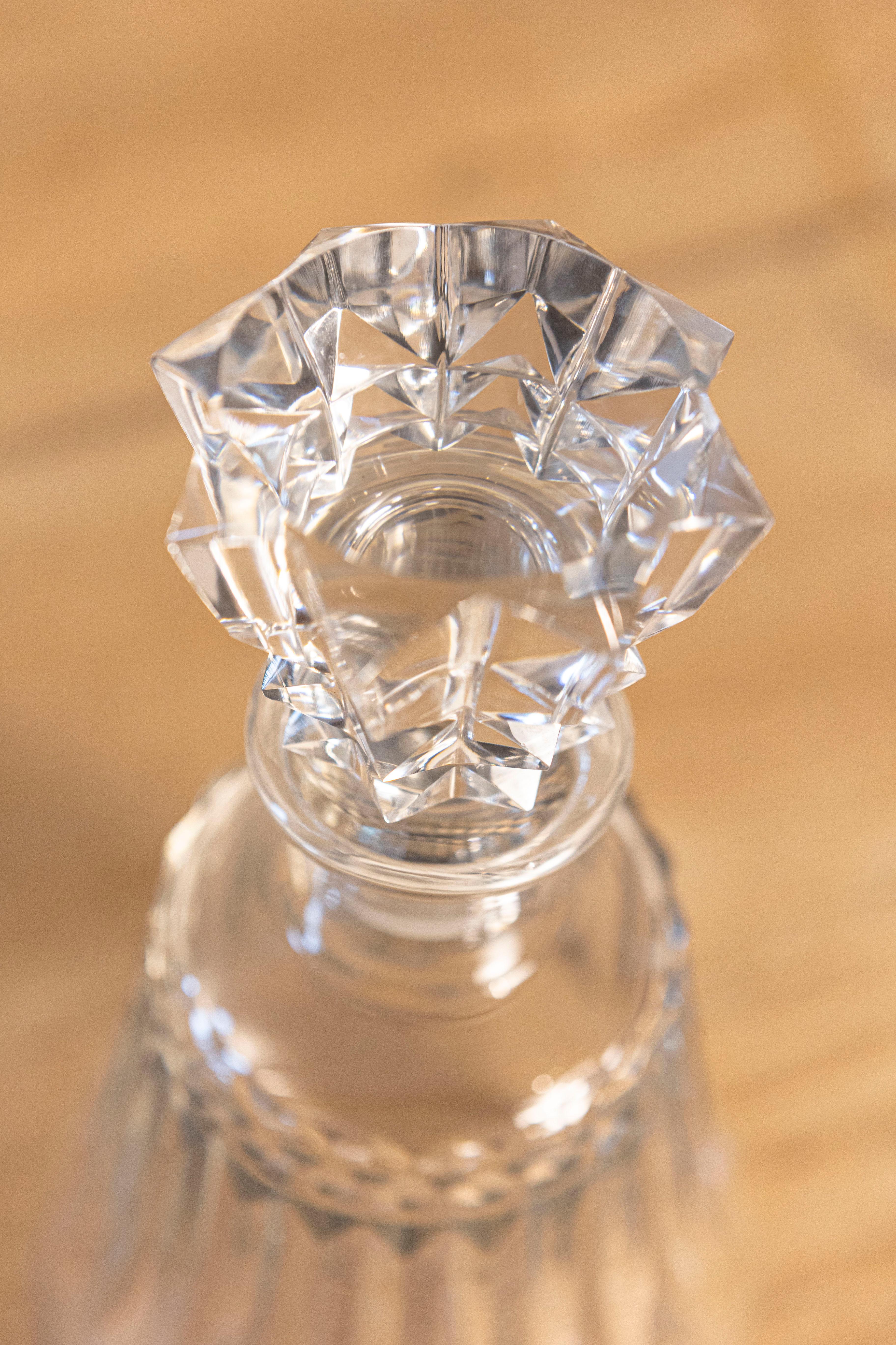 Decantador francés de cristal de Baccarat de los años 40 en forma de pera con motivos recortados Cristal en venta
