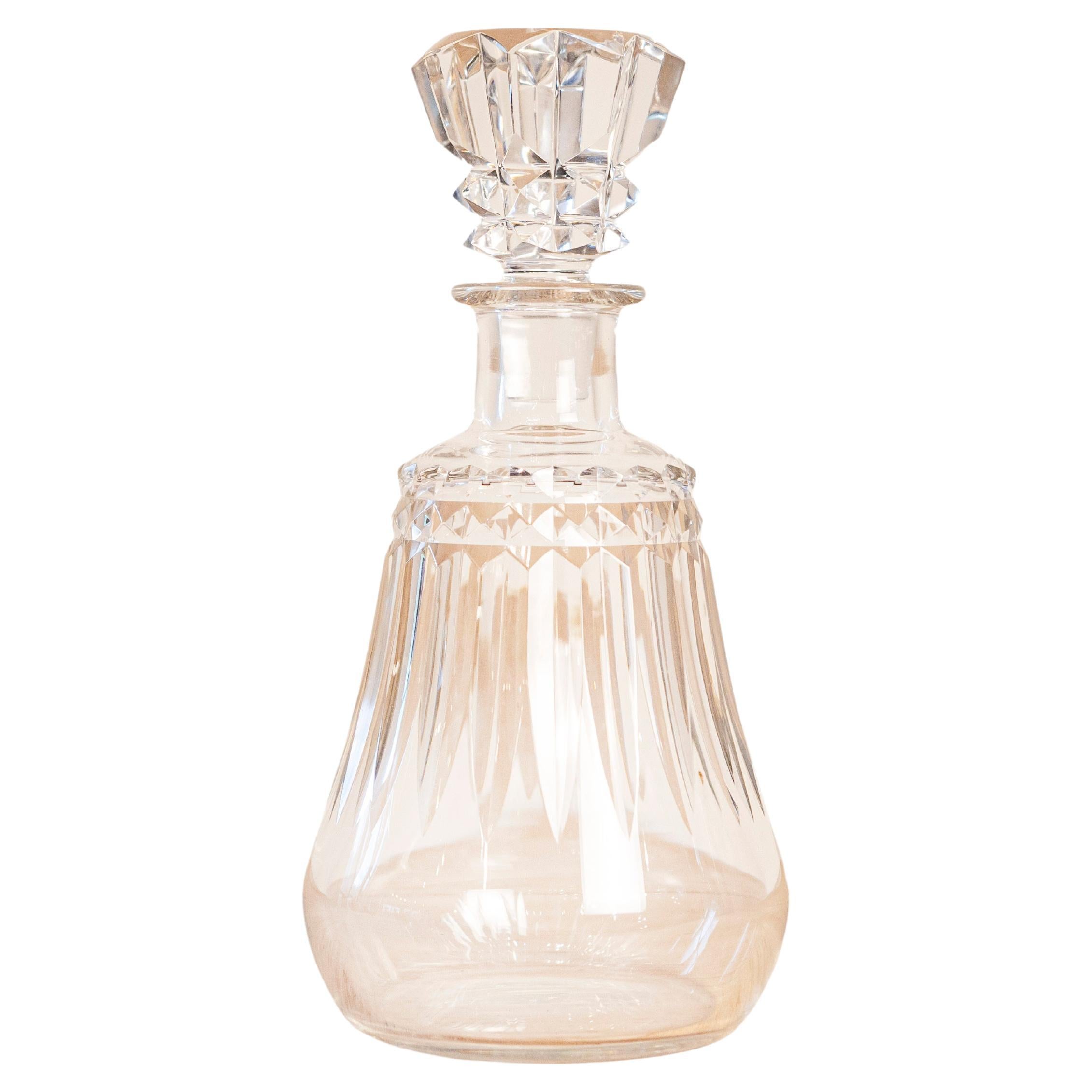 Decantador francés de cristal de Baccarat de los años 40 en forma de pera con motivos recortados en venta