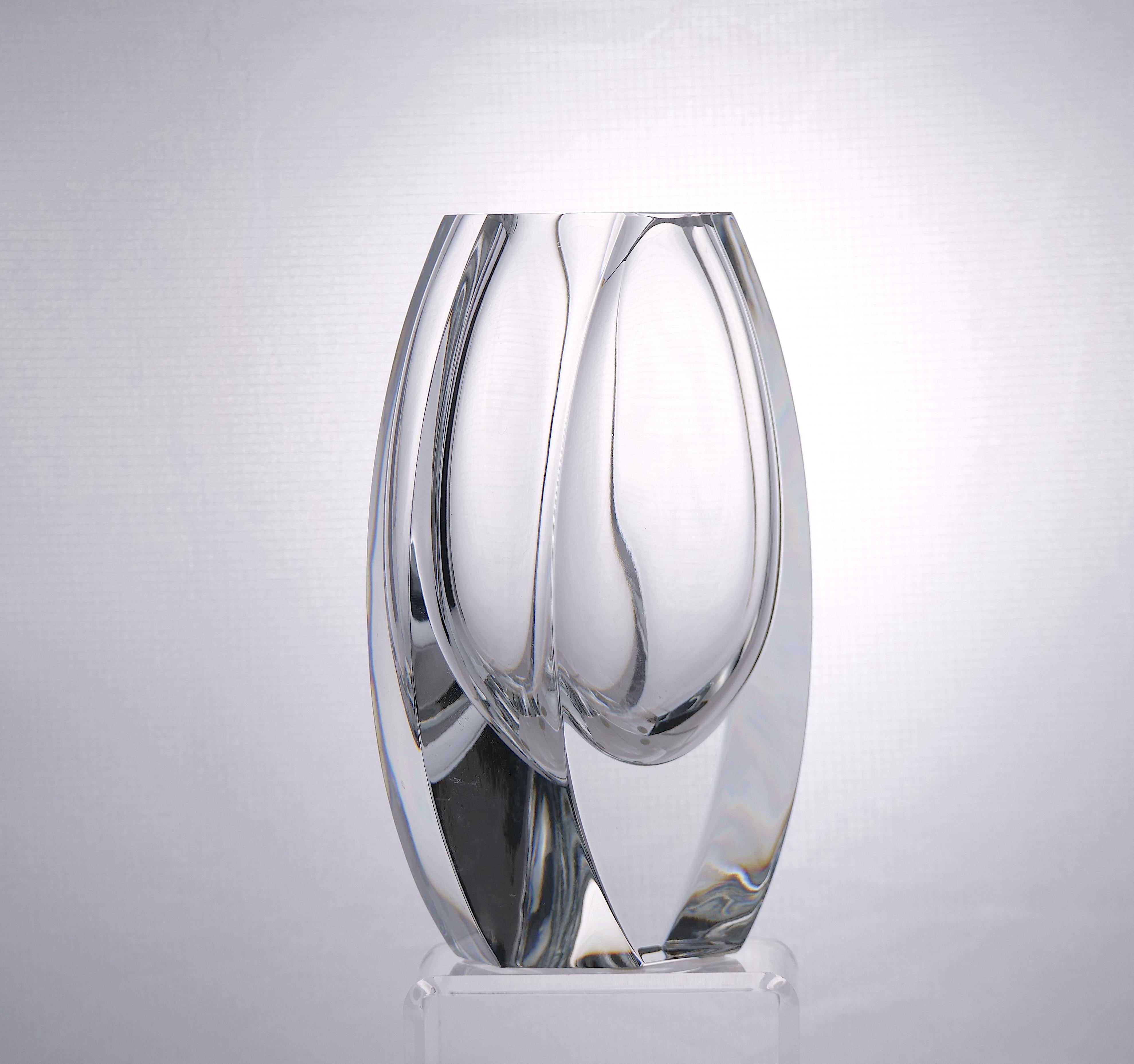 Schöne und elegante französische Baccarat geschliffenem Kristall Art-Deco-Stil dekorative Vase. Das schwere, geschliffene Kristall verleiht der Vase eine sehr stabile Stabilität und zeichnet sich durch seine klare Linie im Art-Déco-Stil aus, die