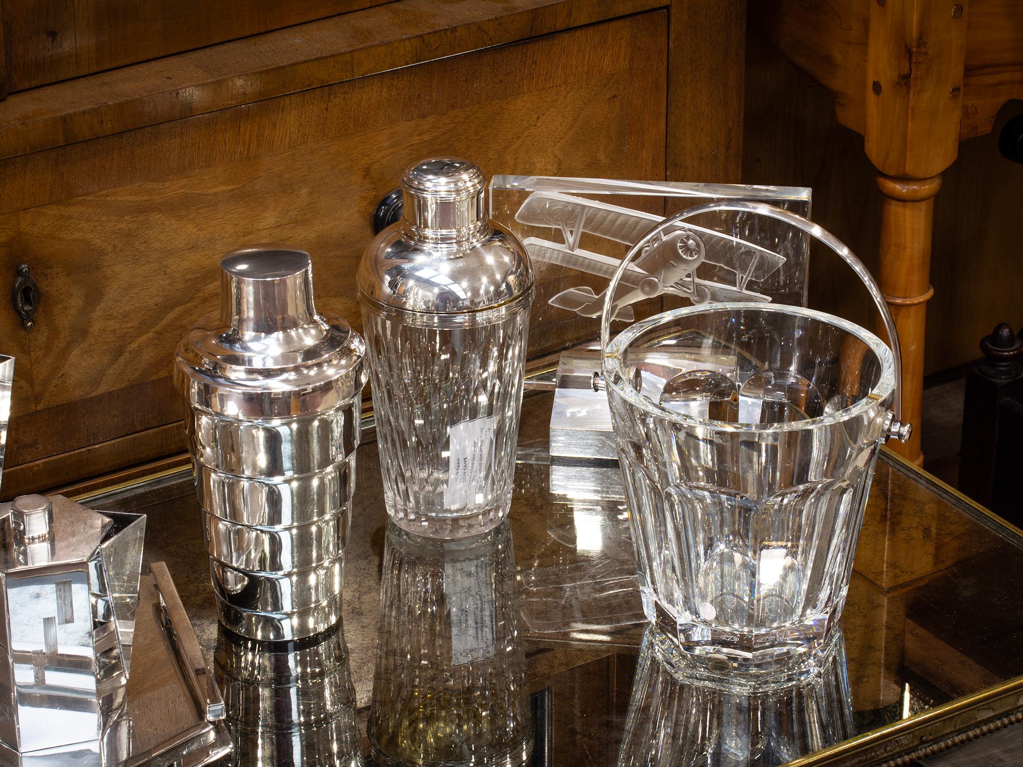 Silver Plate Handle

From our Barware collection, we are delighted to offer this French Baccarat Crystal Ice Pail. The ice pail of bucket form with faceted sides and circular rim fitted with a silver plated handle and made from substantial crystal