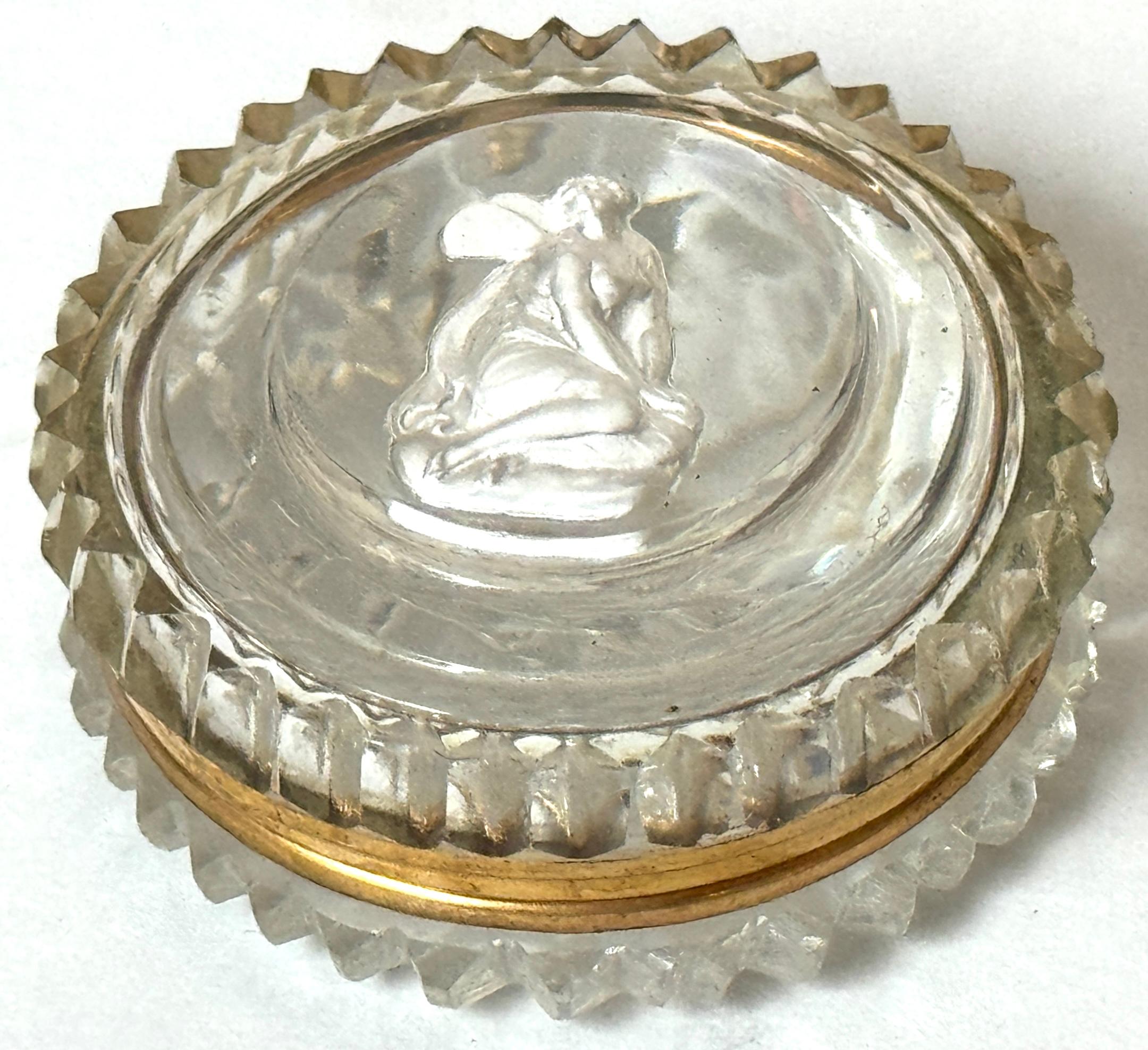 Französische Baccarat Kristall Patch Box mit Sulfid Kamee der Psyche
Frankreich, um 1840-1860
Abmessungen: 1,75