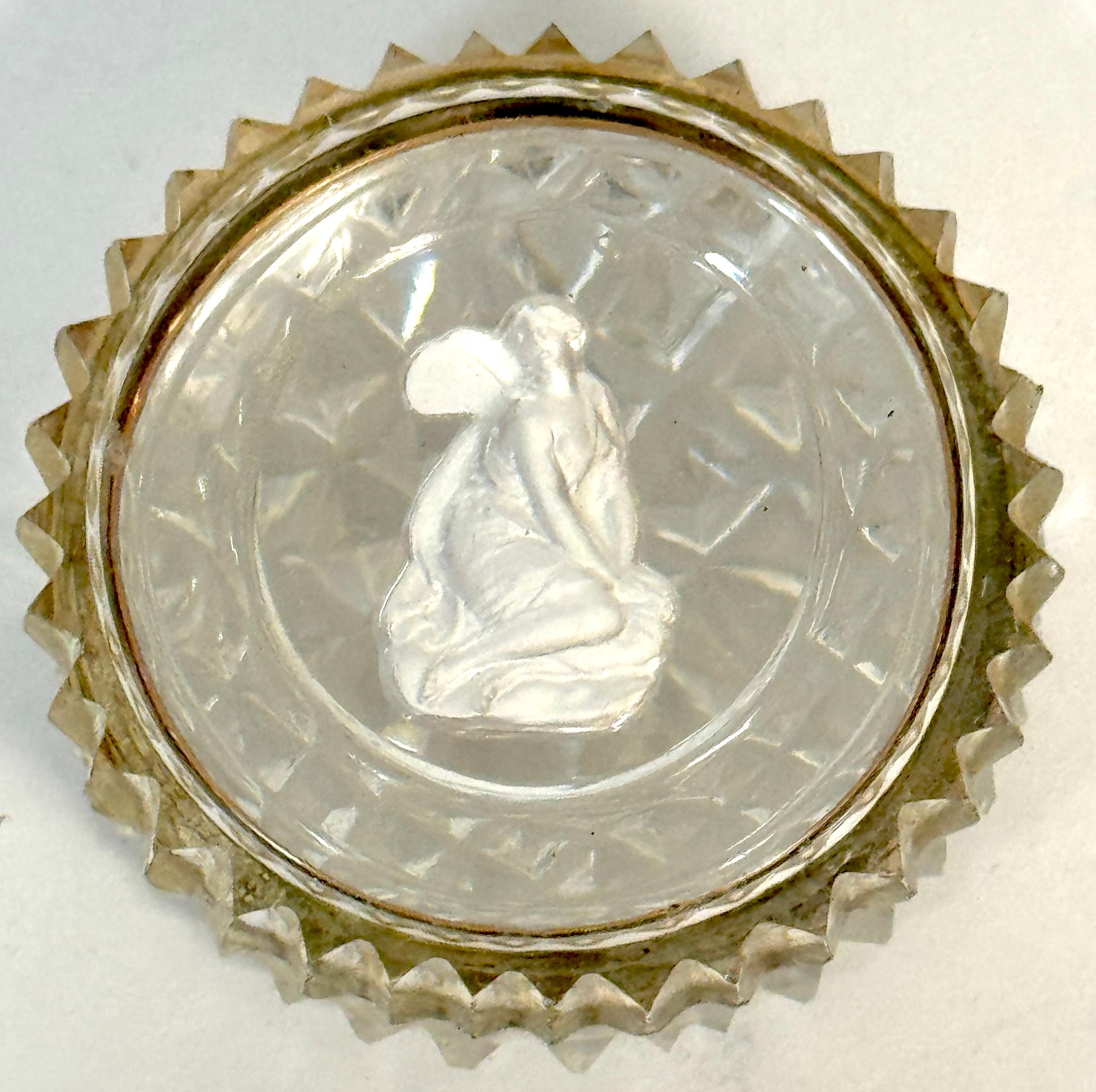 Französische Baccarat-Kristalldose mit Sulfidkamee der Psyche, 1840-1860 (Neoklassisch) im Angebot