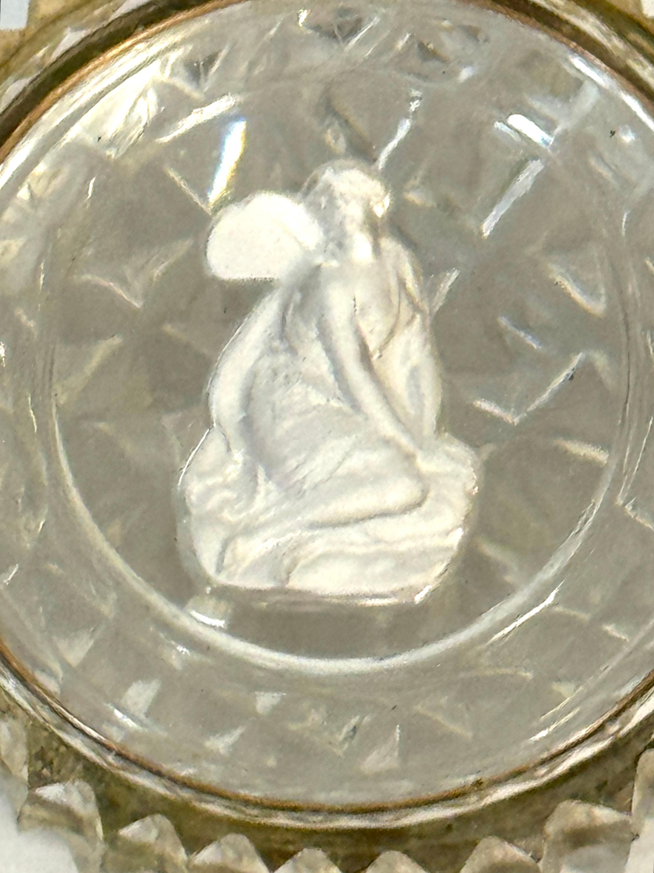 Französische Baccarat-Kristalldose mit Sulfidkamee der Psyche, 1840-1860 (Graviert) im Angebot