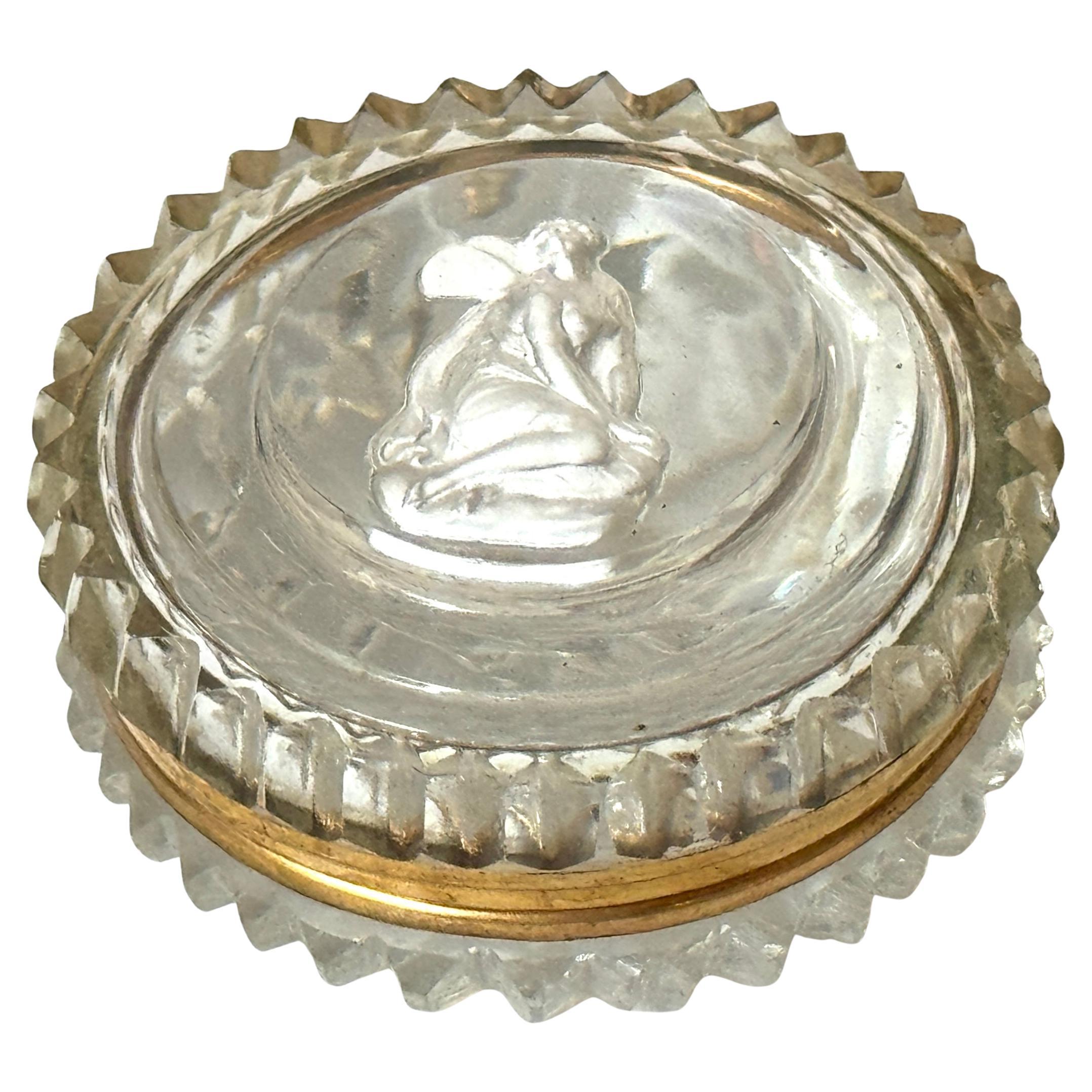 Französische Baccarat-Kristalldose mit Sulfidkamee der Psyche, 1840-1860 im Angebot