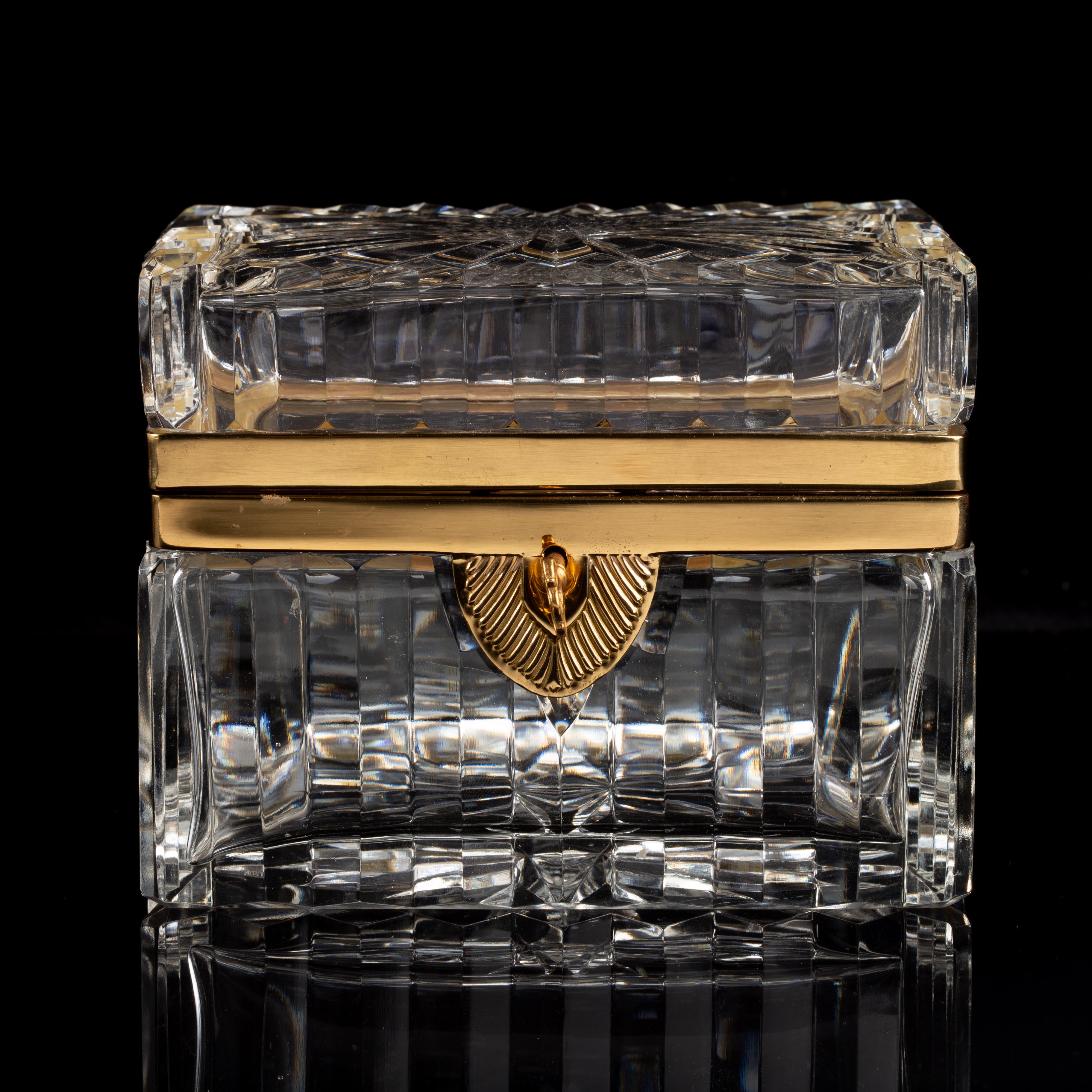 Coffret/boîte à bijoux en cristal taillé de Baccarat monté sur bronze doré avec couvercle en forme d'étoile et clé d'origine

Ce coffret rectangulaire en cristal taillé de Baccarat présente une forme à charnière avec des cannelures verticales bien