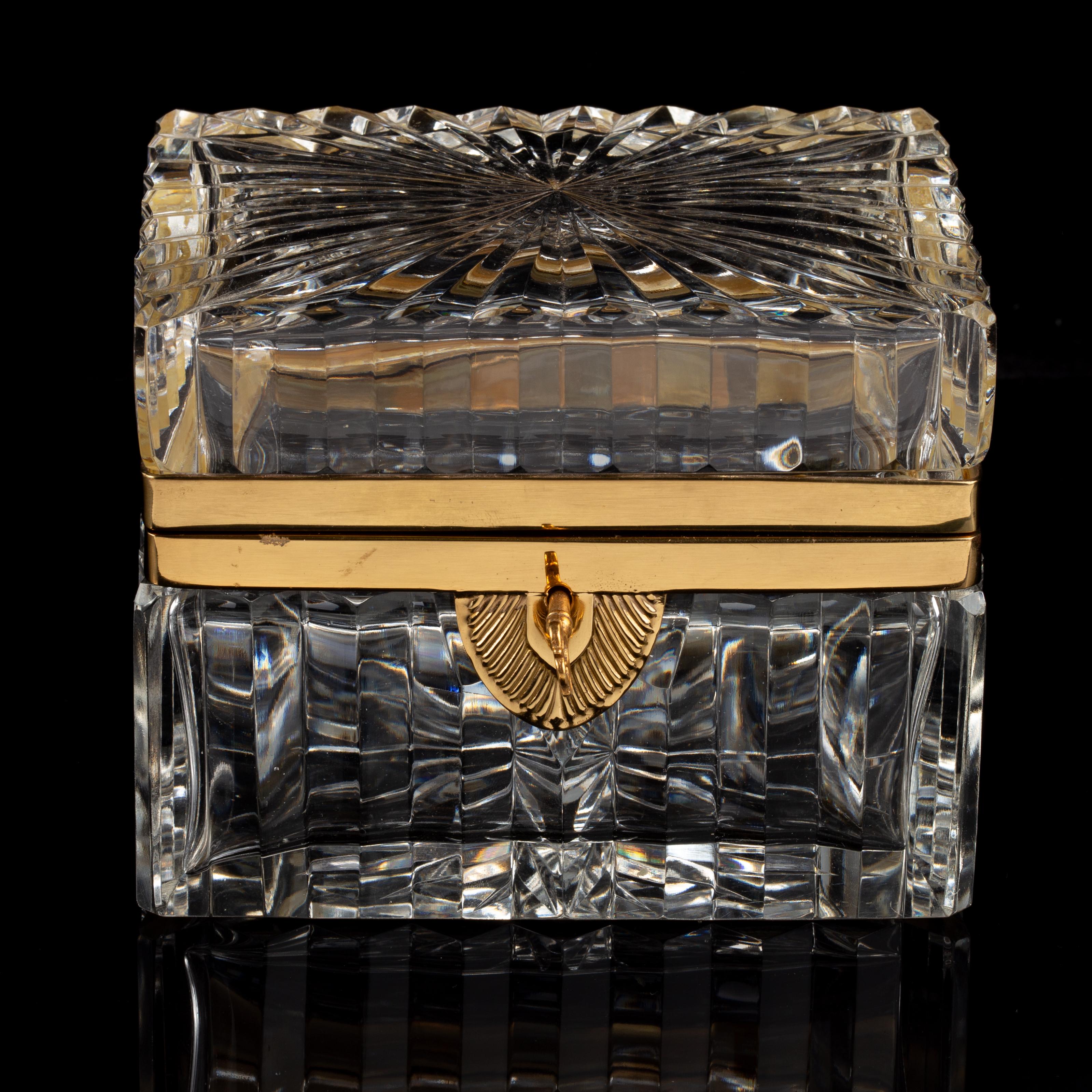 Louis XVI Coffret en cristal de Baccarat monté sur bronze doré avec couvercle et clé en forme d'étoile en vente