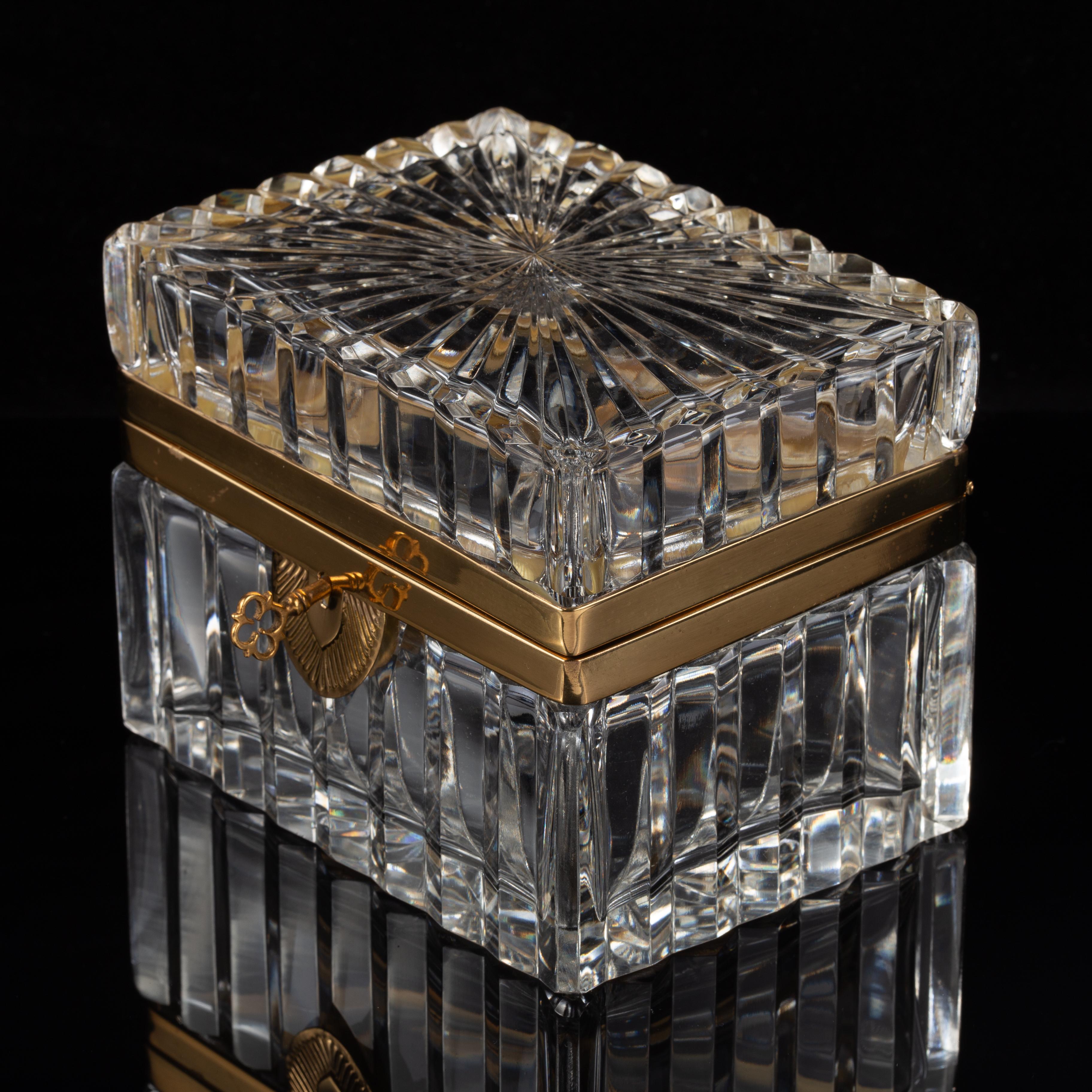 Français Coffret en cristal de Baccarat monté sur bronze doré avec couvercle et clé en forme d'étoile en vente
