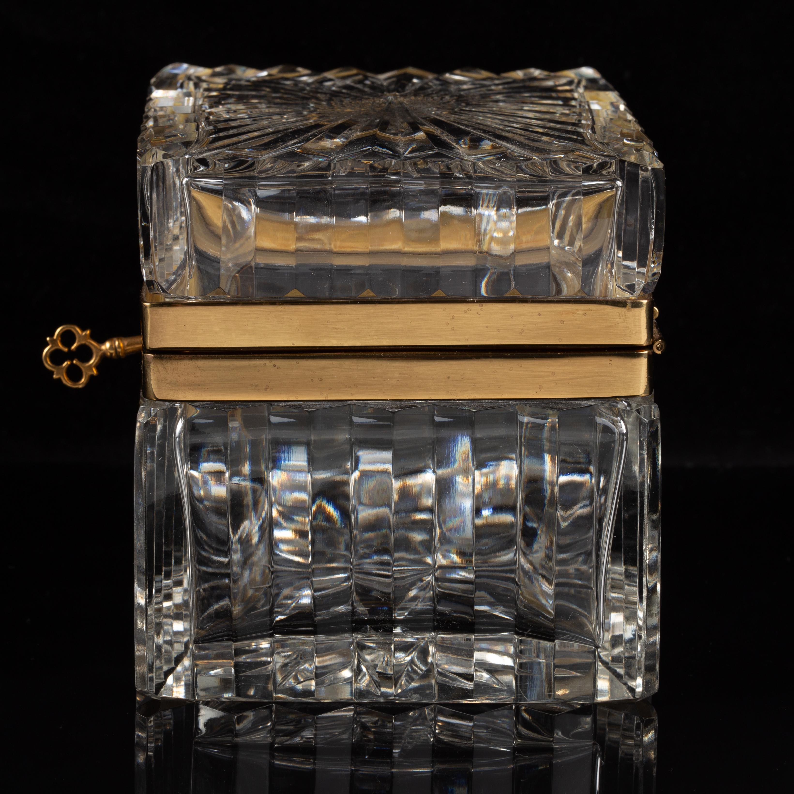 Doré Coffret en cristal de Baccarat monté sur bronze doré avec couvercle et clé en forme d'étoile en vente