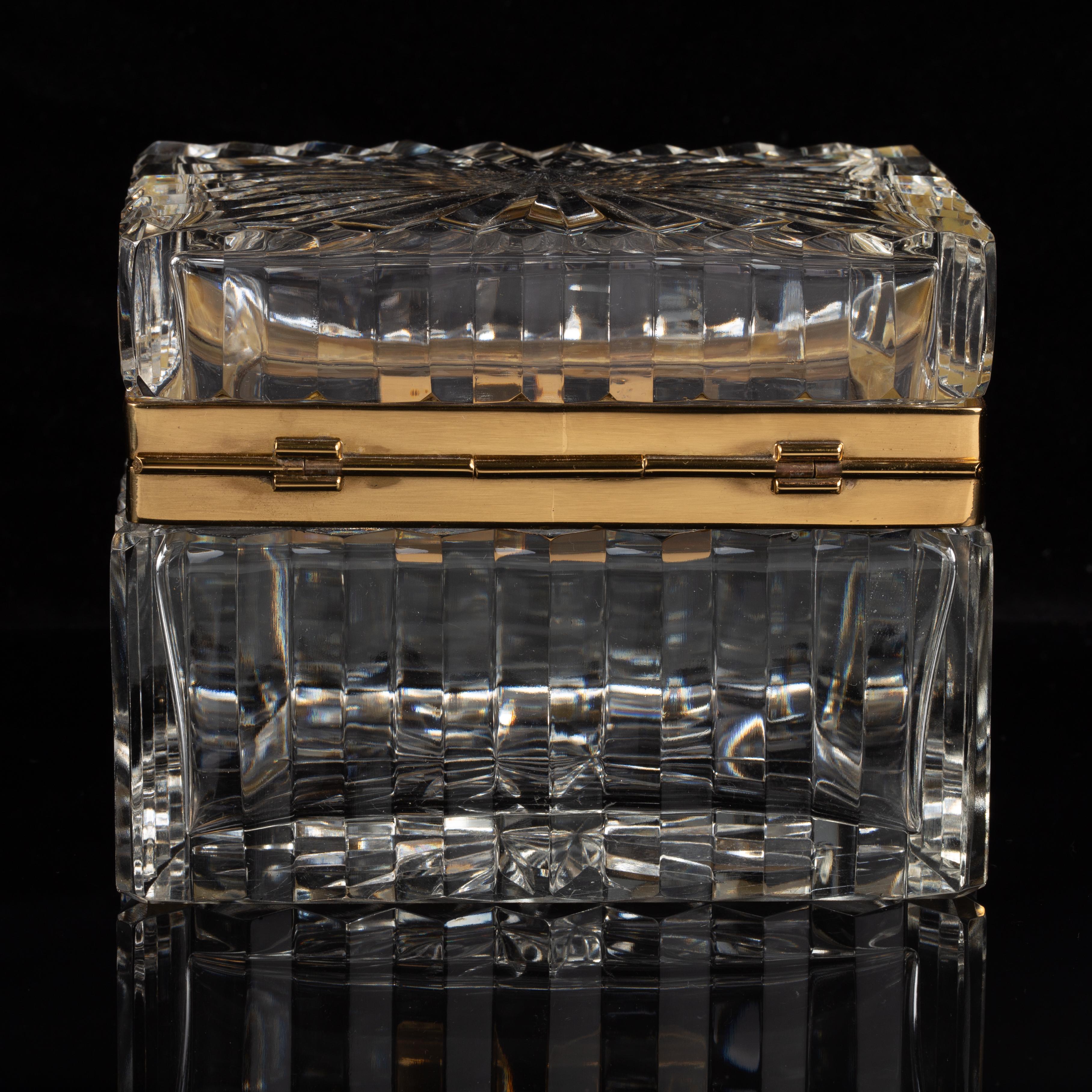 Coffret en cristal de Baccarat monté sur bronze doré avec couvercle et clé en forme d'étoile Bon état - En vente à New York, NY