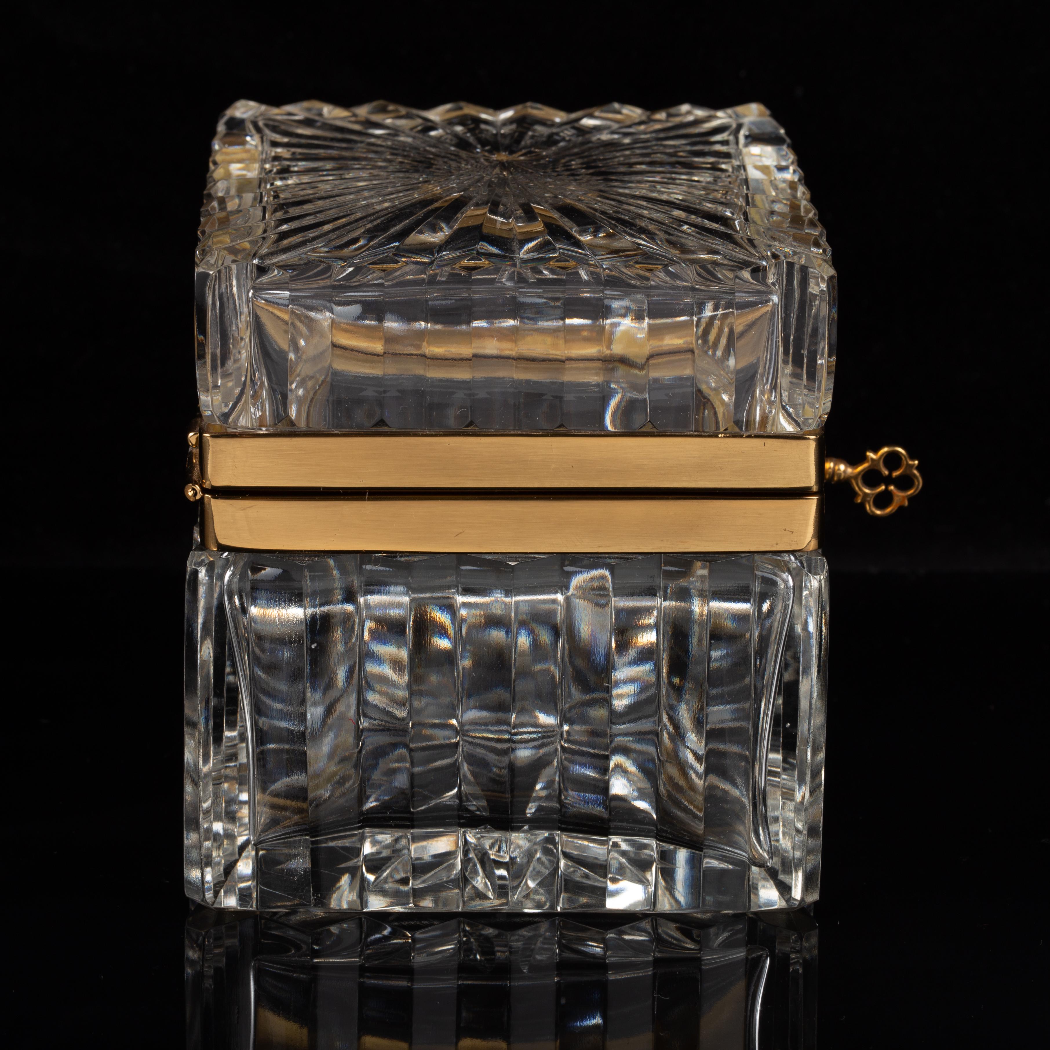 Début du 20ème siècle Coffret en cristal de Baccarat monté sur bronze doré avec couvercle et clé en forme d'étoile en vente