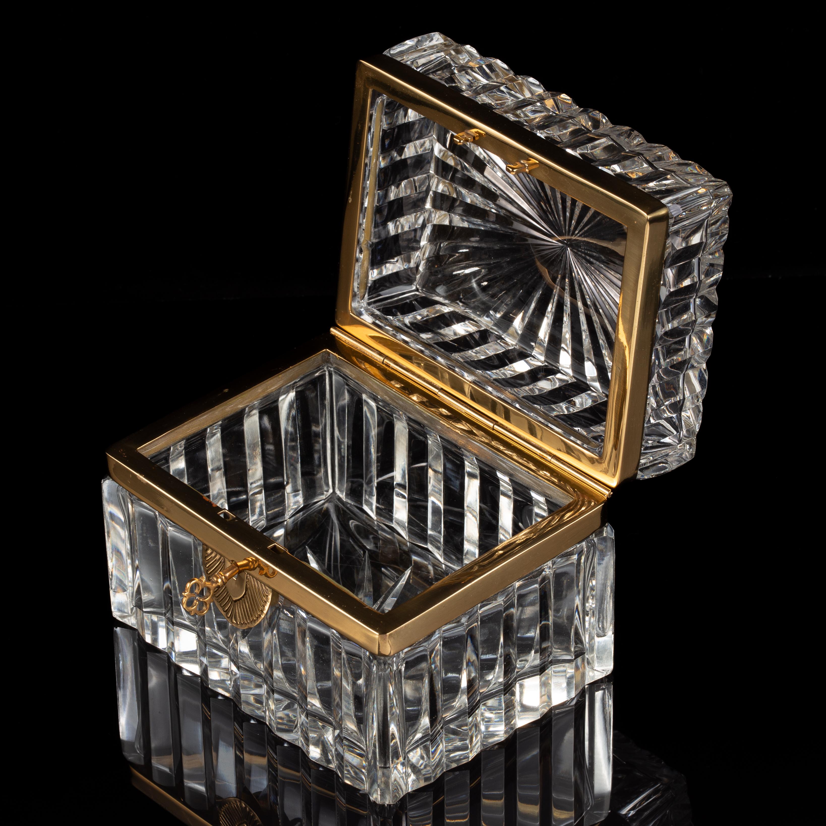 Coffret en cristal de Baccarat monté sur bronze doré avec couvercle et clé en forme d'étoile en vente 1