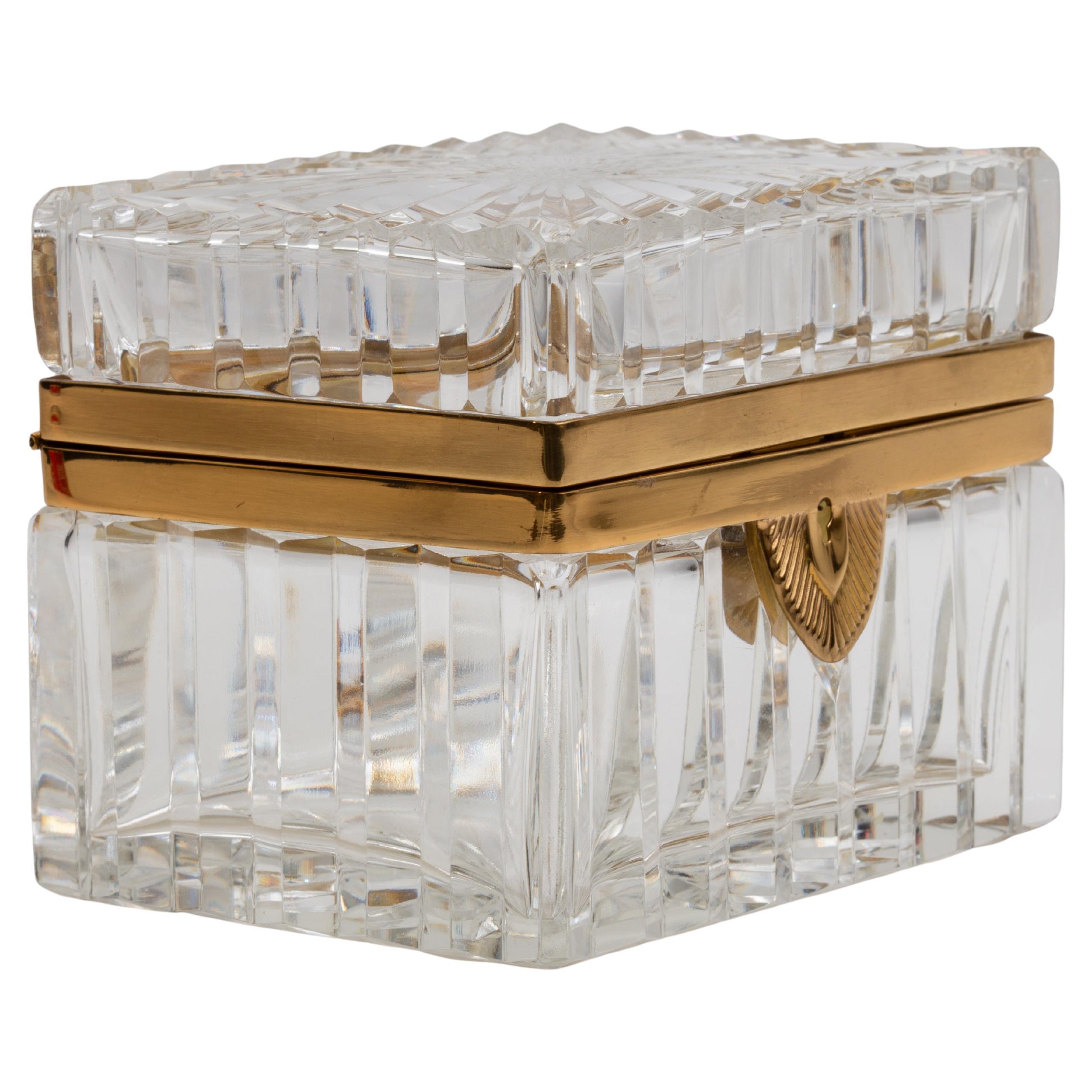 Cofanetto francese Baccarat in cristallo tagliato e ormolatura con coperchio e chiave a stella