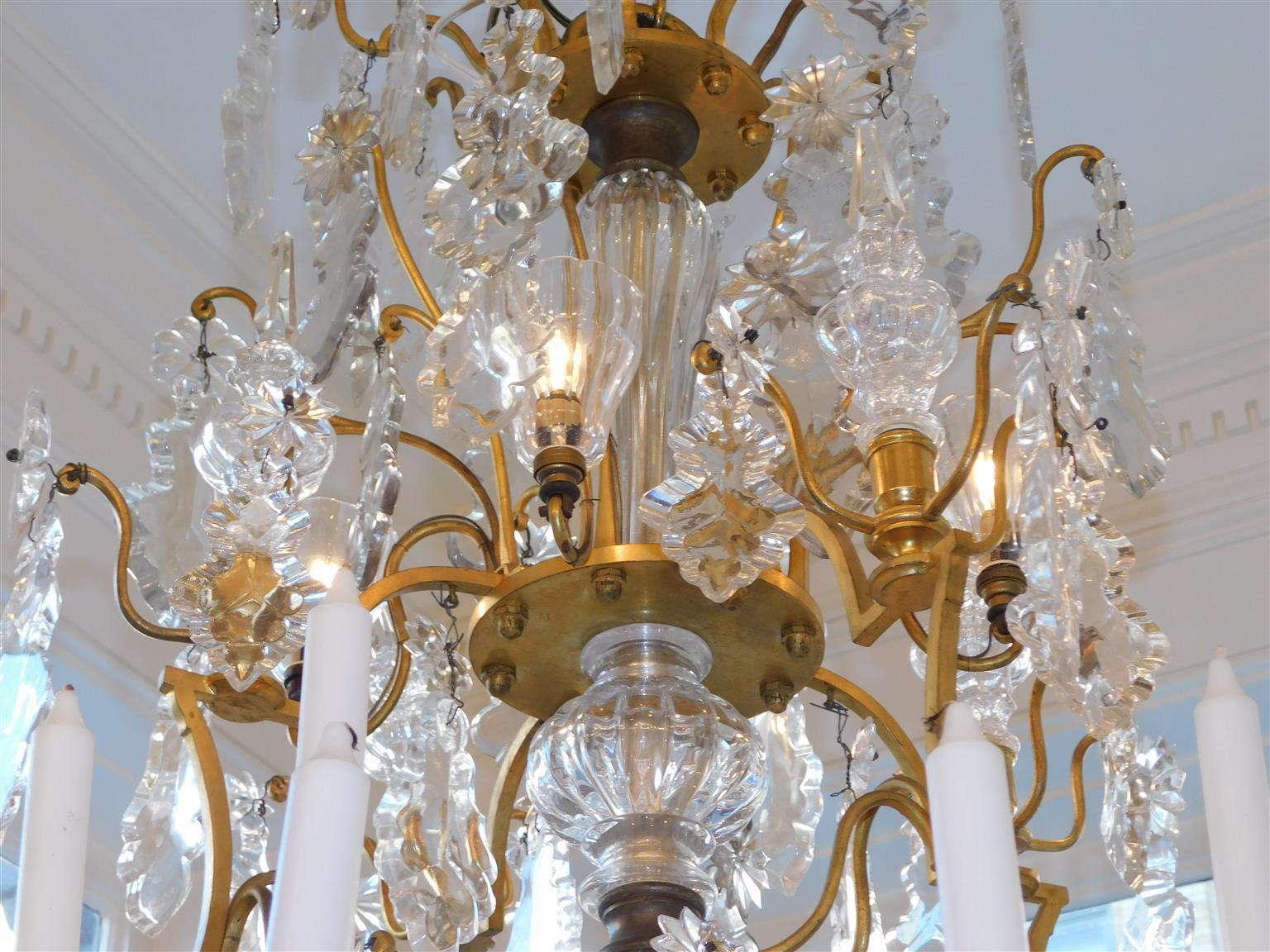 Français Lustre français Baccarat Dore en bronze et cristal électrifié / bougie, C 1820 en vente