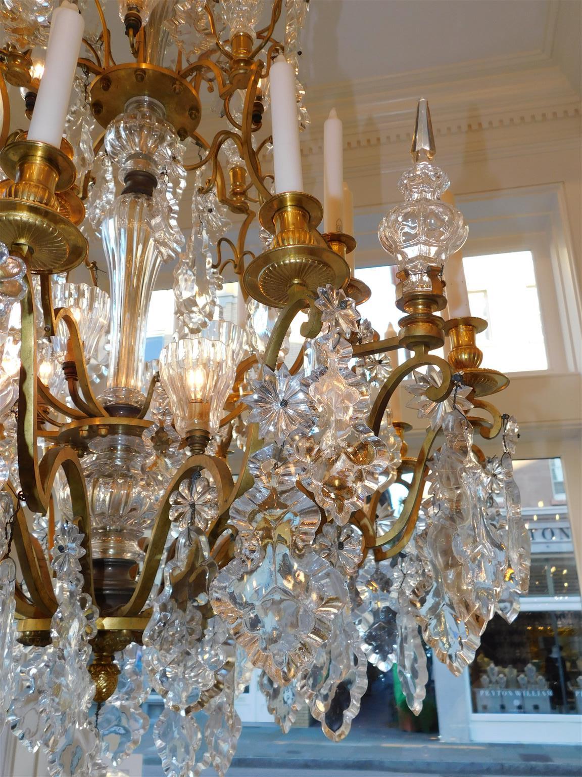 Moulage Lustre français Baccarat Dore en bronze et cristal électrifié / bougie, C 1820 en vente