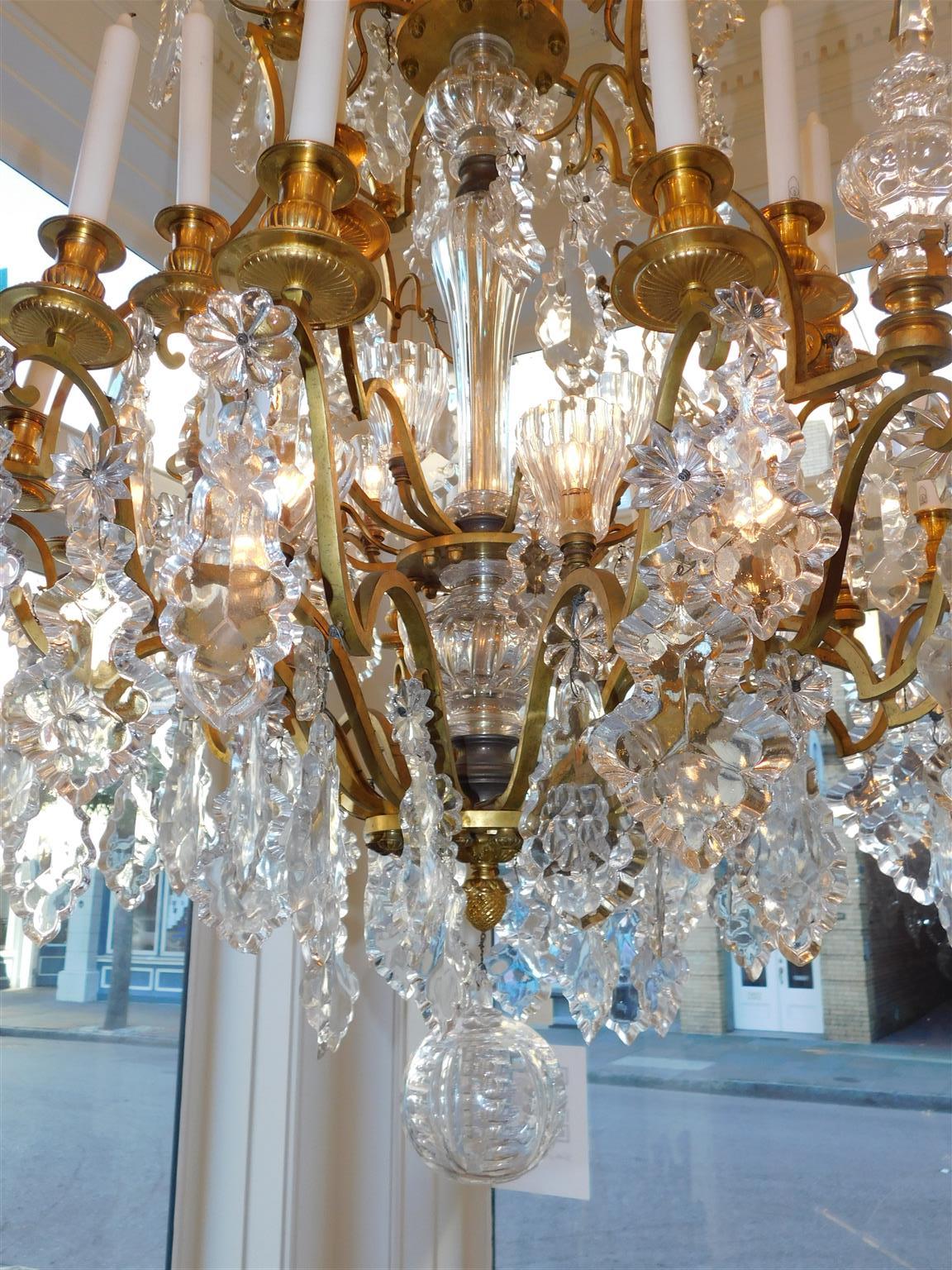 Début du XIXe siècle Lustre français Baccarat Dore en bronze et cristal électrifié / bougie, C 1820 en vente