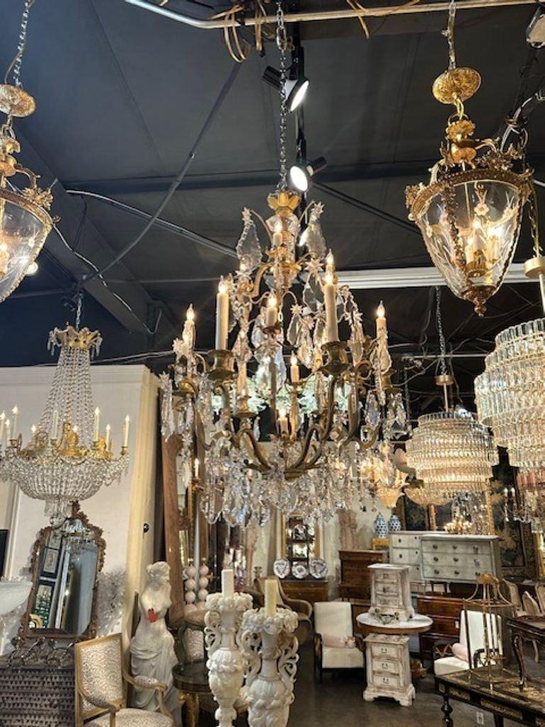 Raffinato lampadario francese Baccarat del XIX secolo in bronzo dorato e cristallo. Circa 1870. Il lampadario è stato ricablato professionalmente e viene fornito con catena e baldacchino coordinati. È pronto per essere appeso!