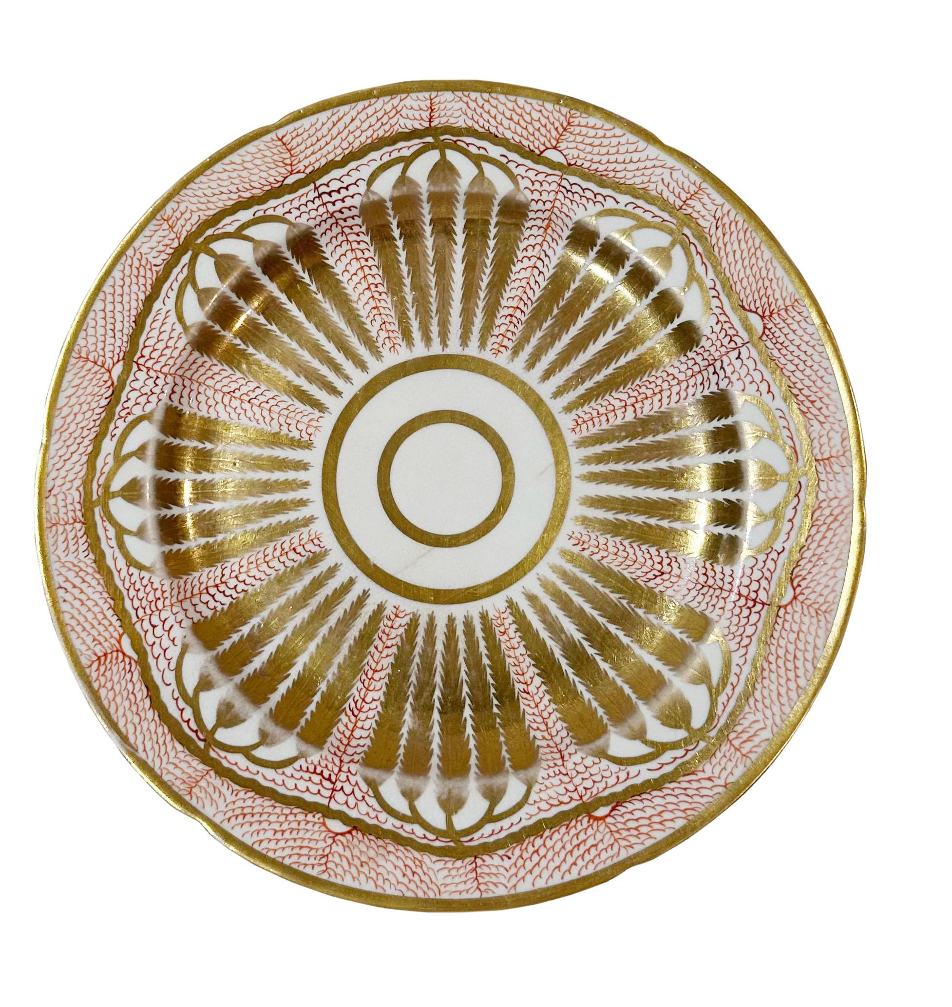 Une belle assiette française de Baccarat avec des fleurs en or et un bord festonné. Circa 1915, France. 