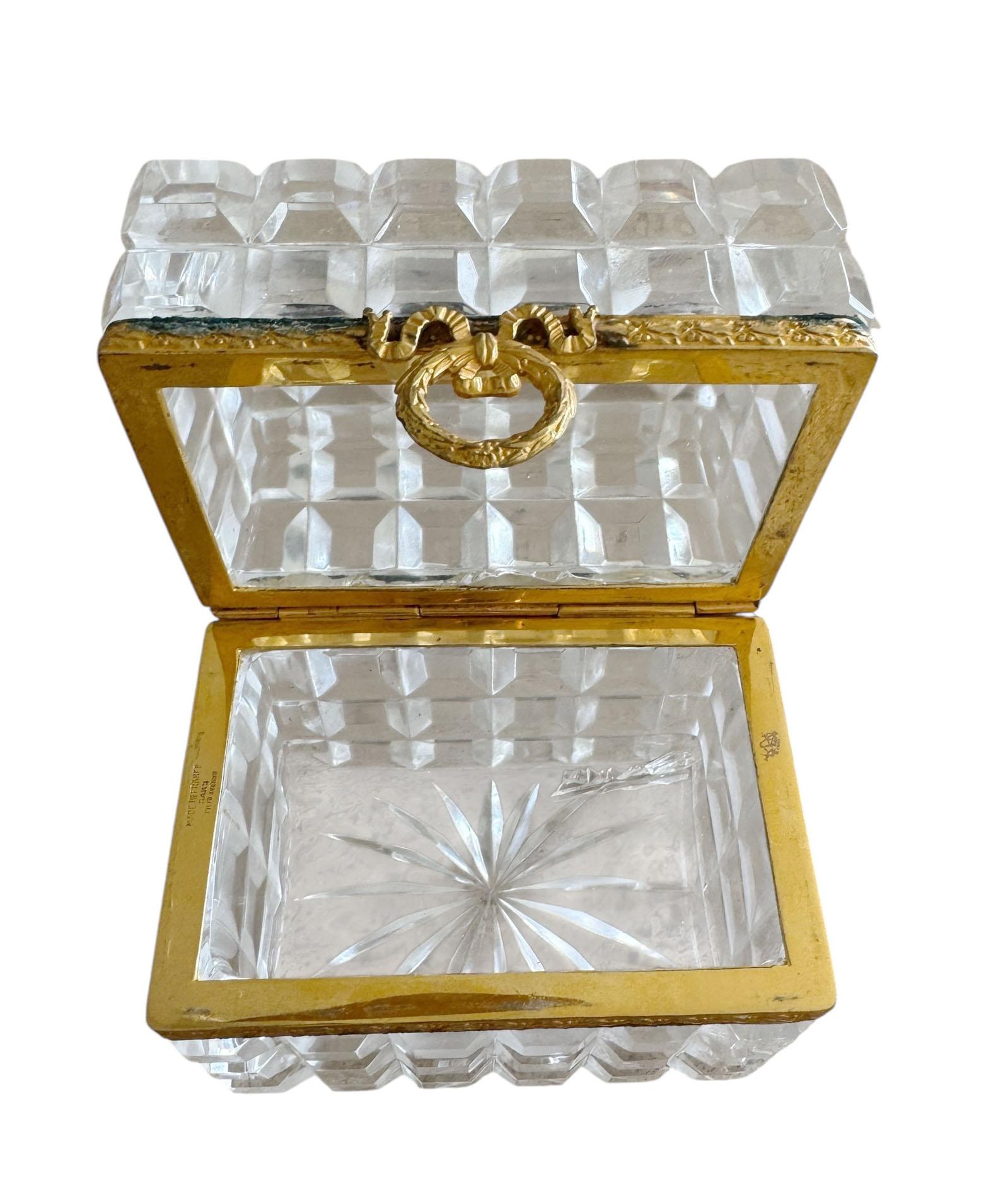 Français Boîte en cristal de style Baccarat signée France, Saks Fifth Ave en vente