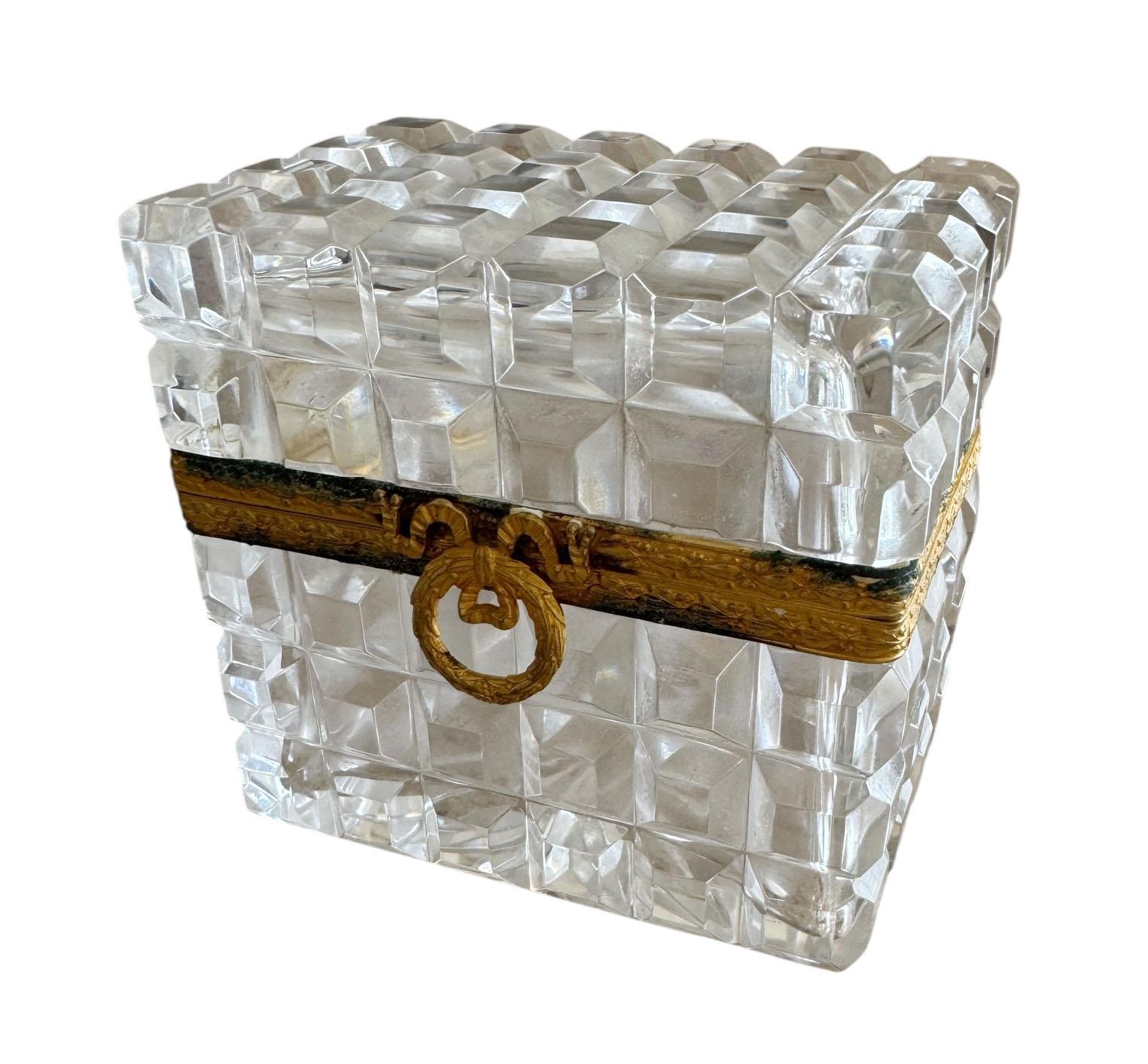 Boîte en cristal de style Baccarat signée France, Saks Fifth Ave Bon état - En vente à Clearwater, FL