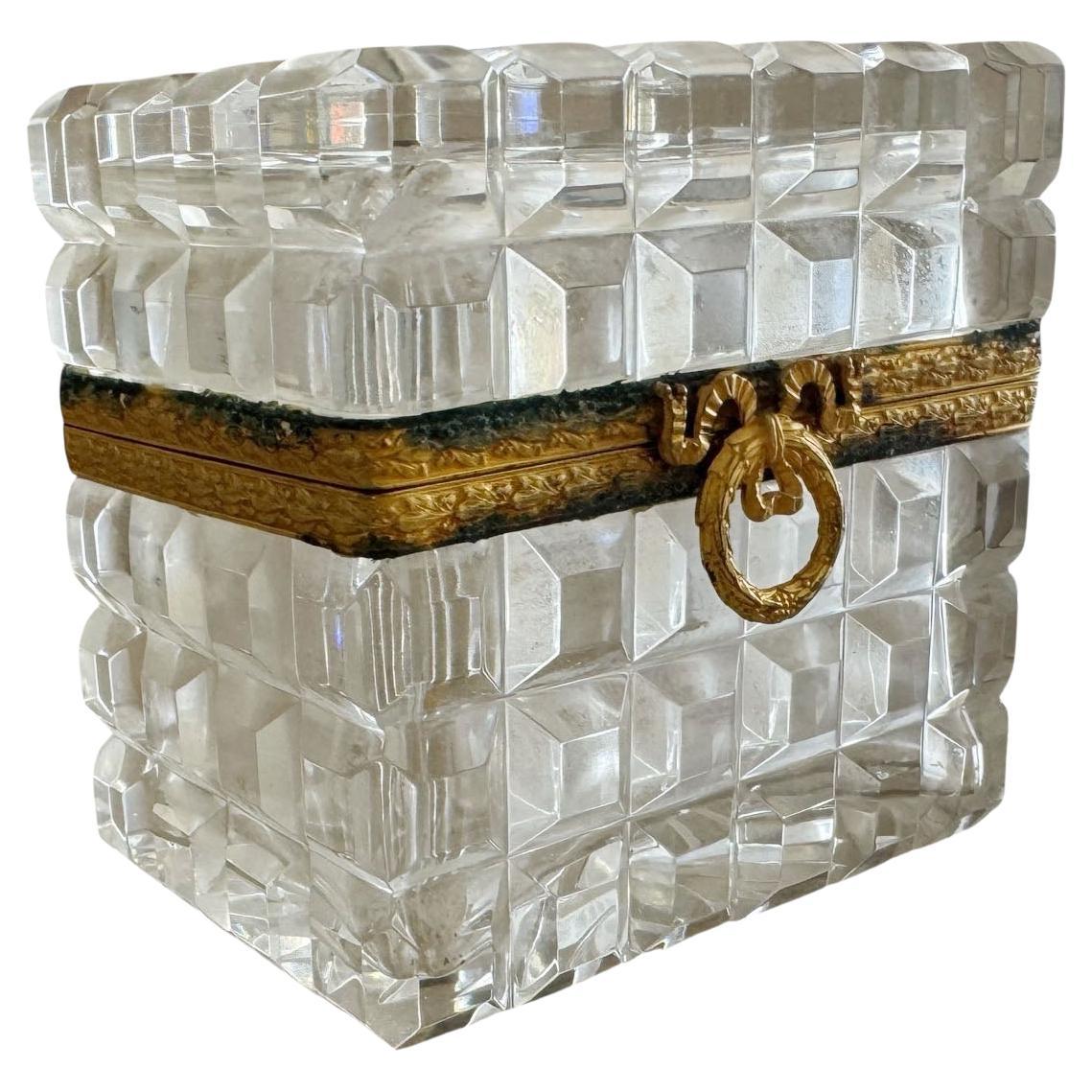 Boîte en cristal de style Baccarat signée France, Saks Fifth Ave en vente